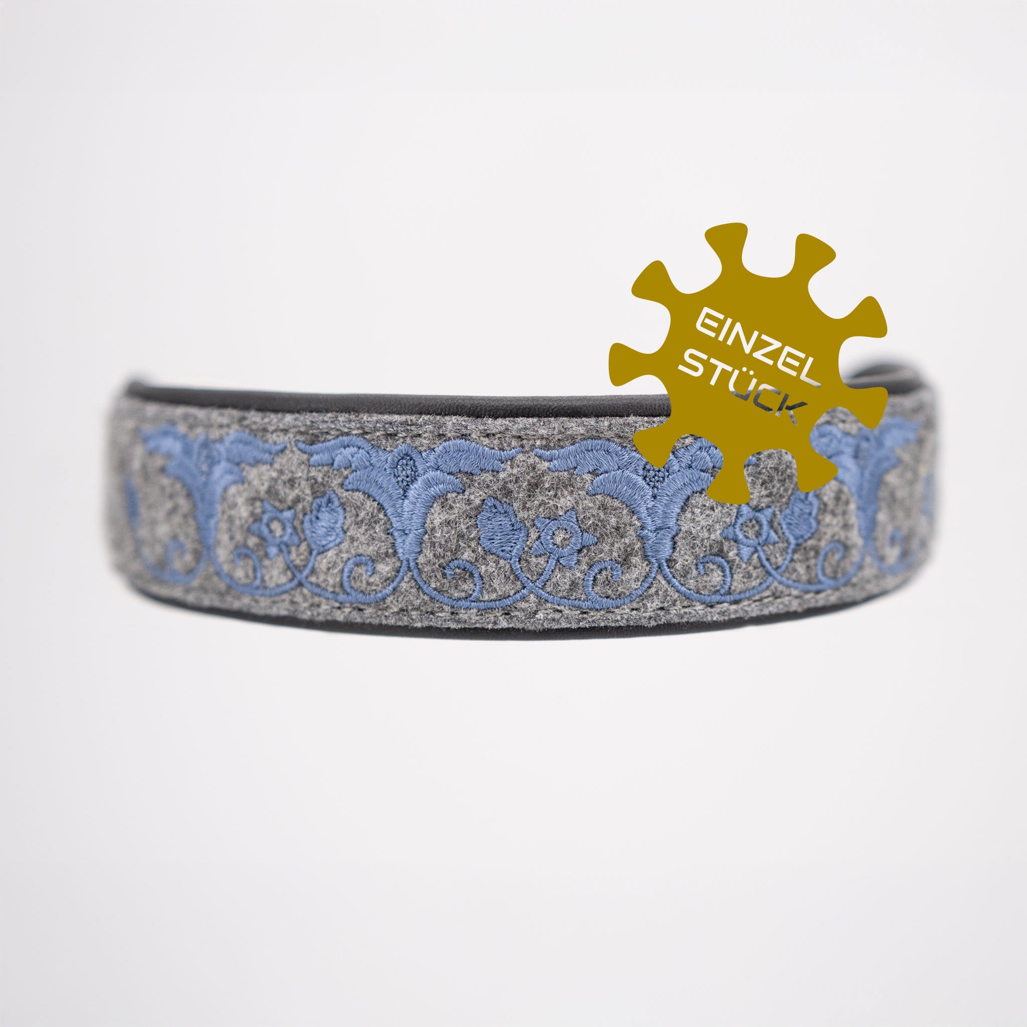 Einzelstueck Besticktes Hundehalsband Sari-Stick mit blauen Blumen auf grauem Filz Frontansicht