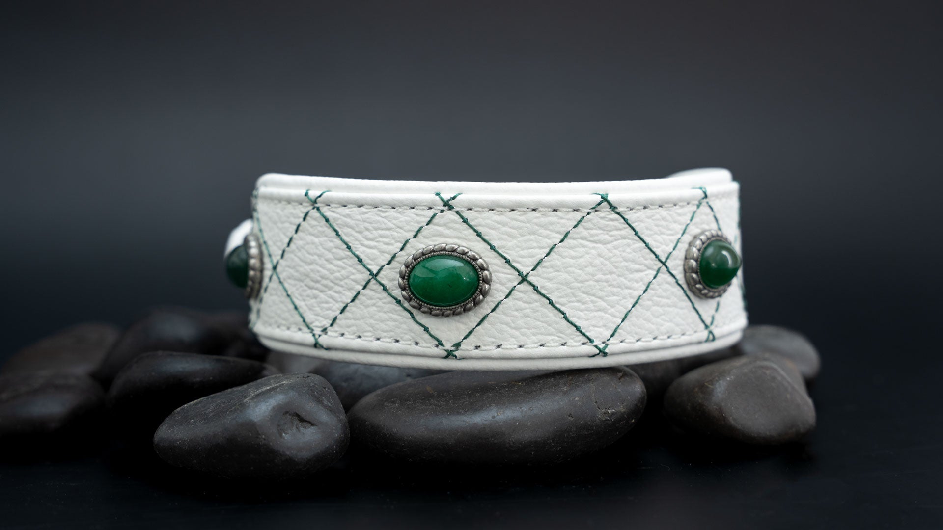 Weißes Nappaleder-Hundehalsband mit grünen Onyx-Steinen und dunkelgrüner Rhombensteppung