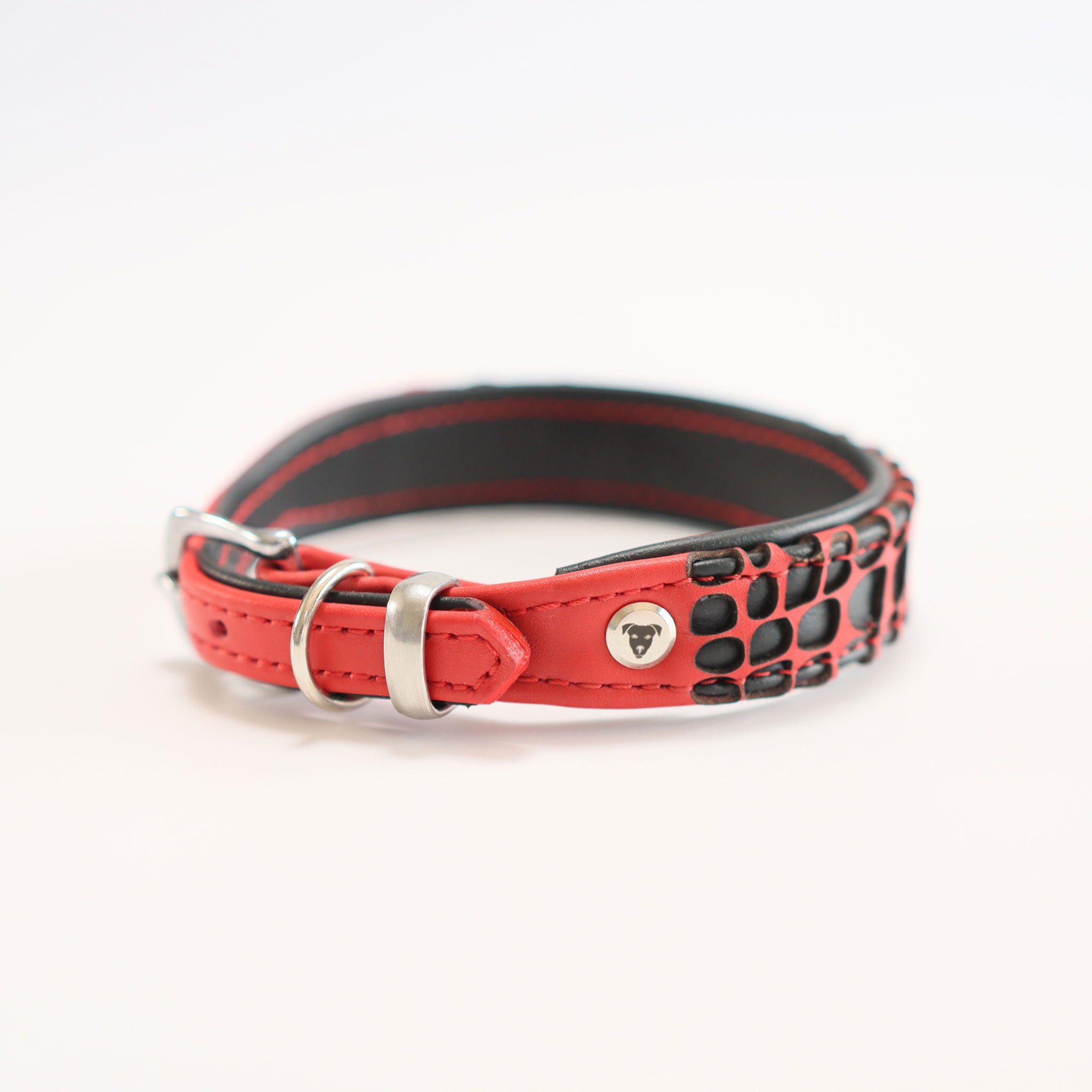 Nahaufnahme der Verarbeitung und des Markenlogos am roten Laser-Cut Hundehalsband