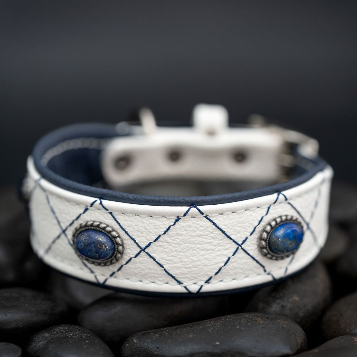 Perspektivische Ansicht des weiß-dunkelblauen Nappaleder-Hundehalsbandes mit Lapislazuli-Cabochons