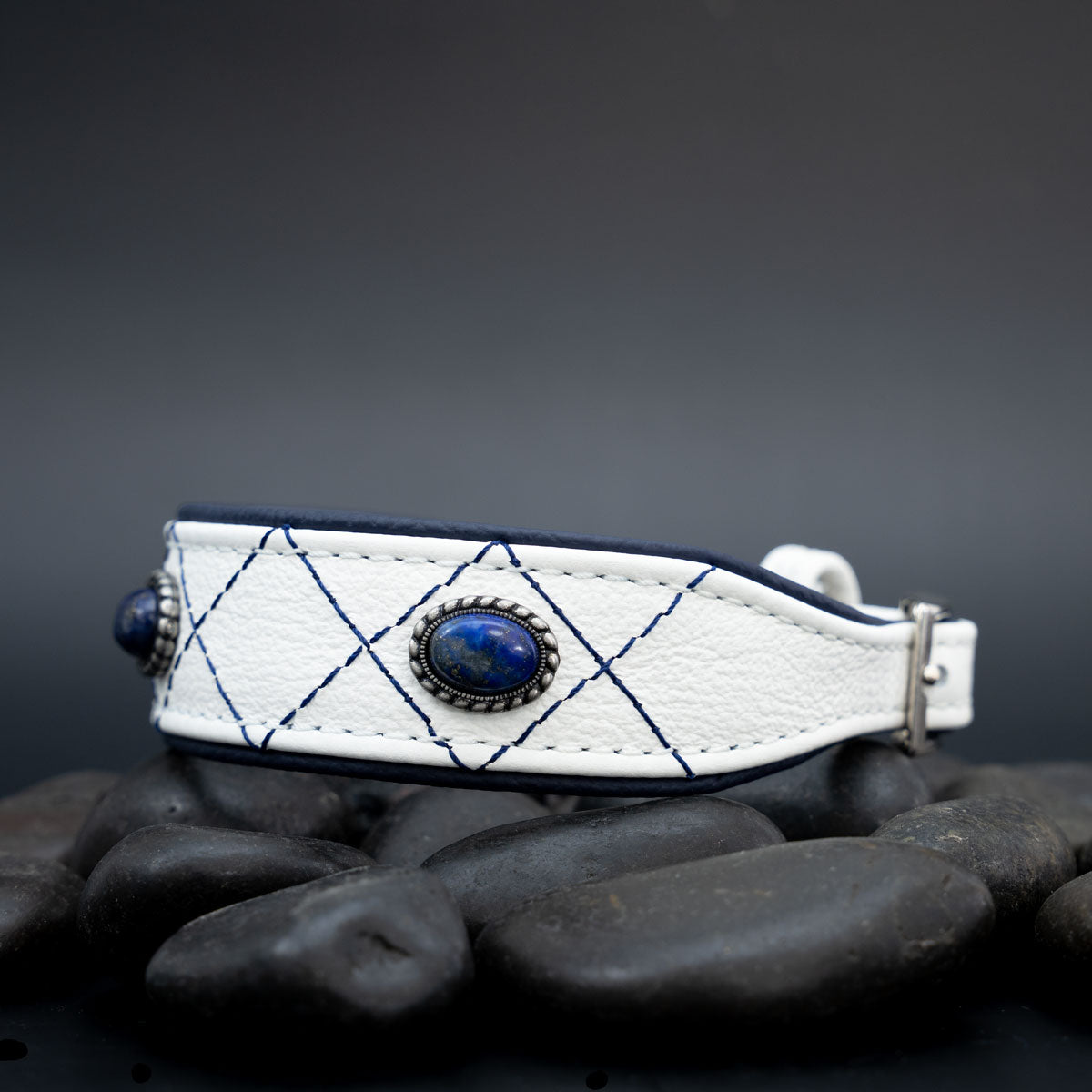 Schräge Seitenansicht des Hundehalsbandes mit echtem Lapislazuli und dunkelblauen Lederkanten