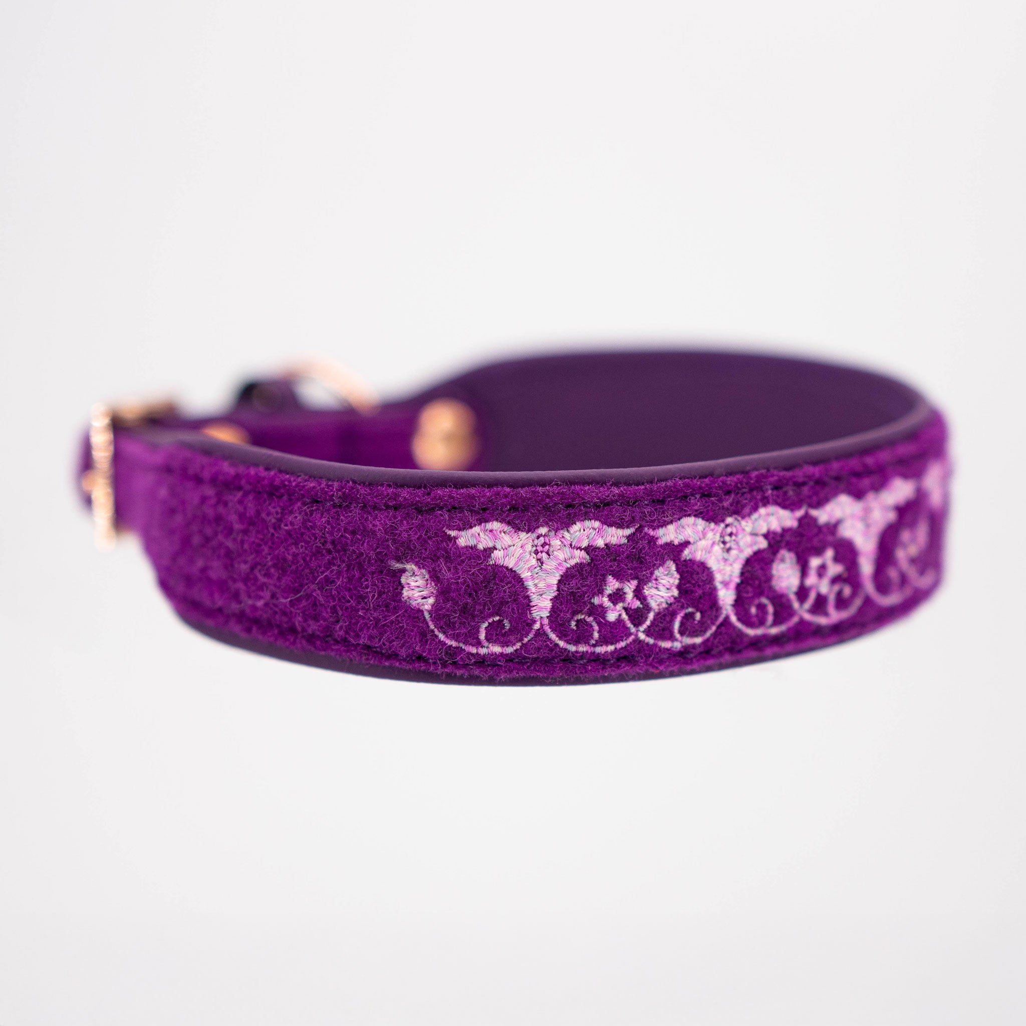 Hundehalsband aus lila Leder und Filz mit floraler Bestickung in der Seitenansicht