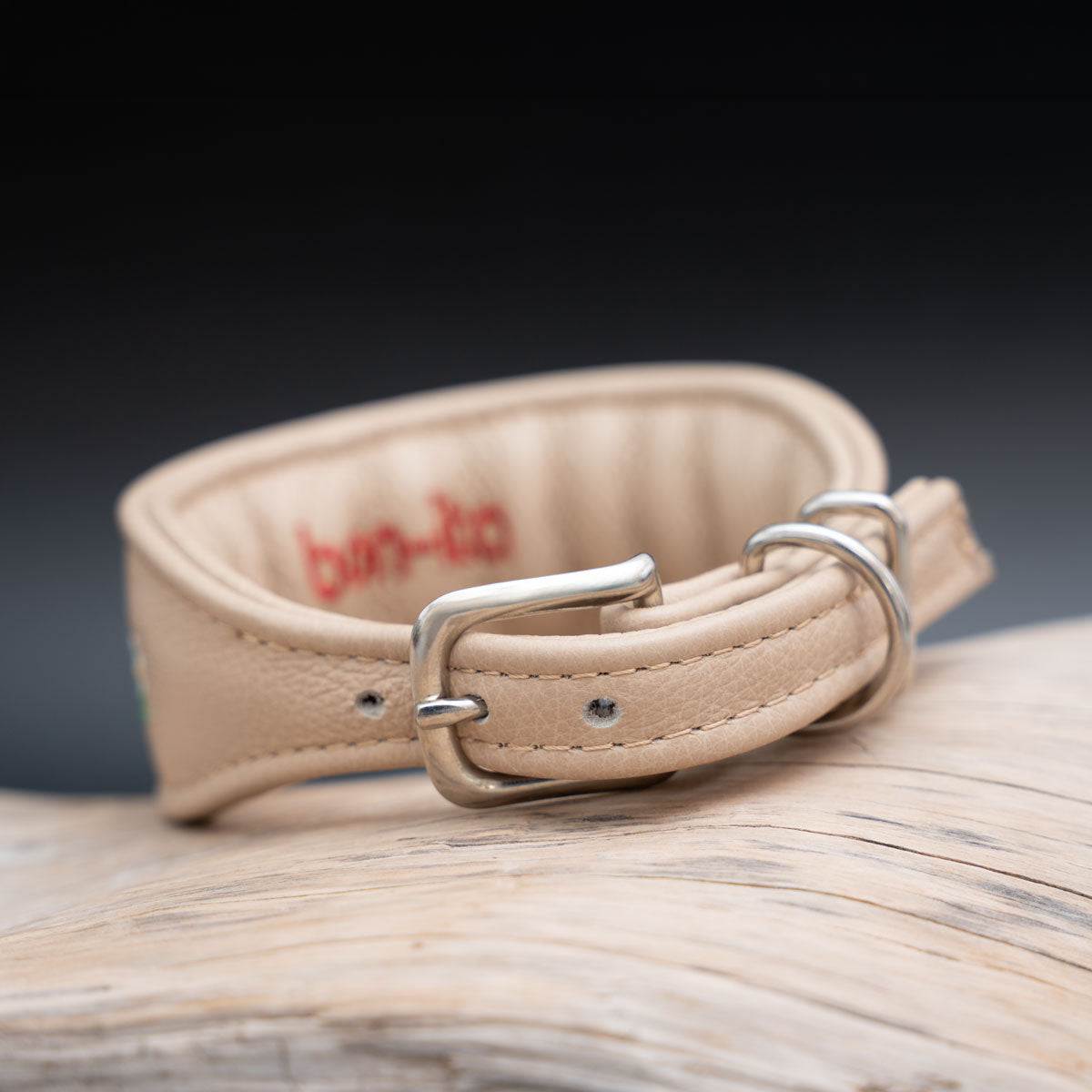 Schnallenverschluss des gebugten Nappaleder Hundehalsbands in Beige