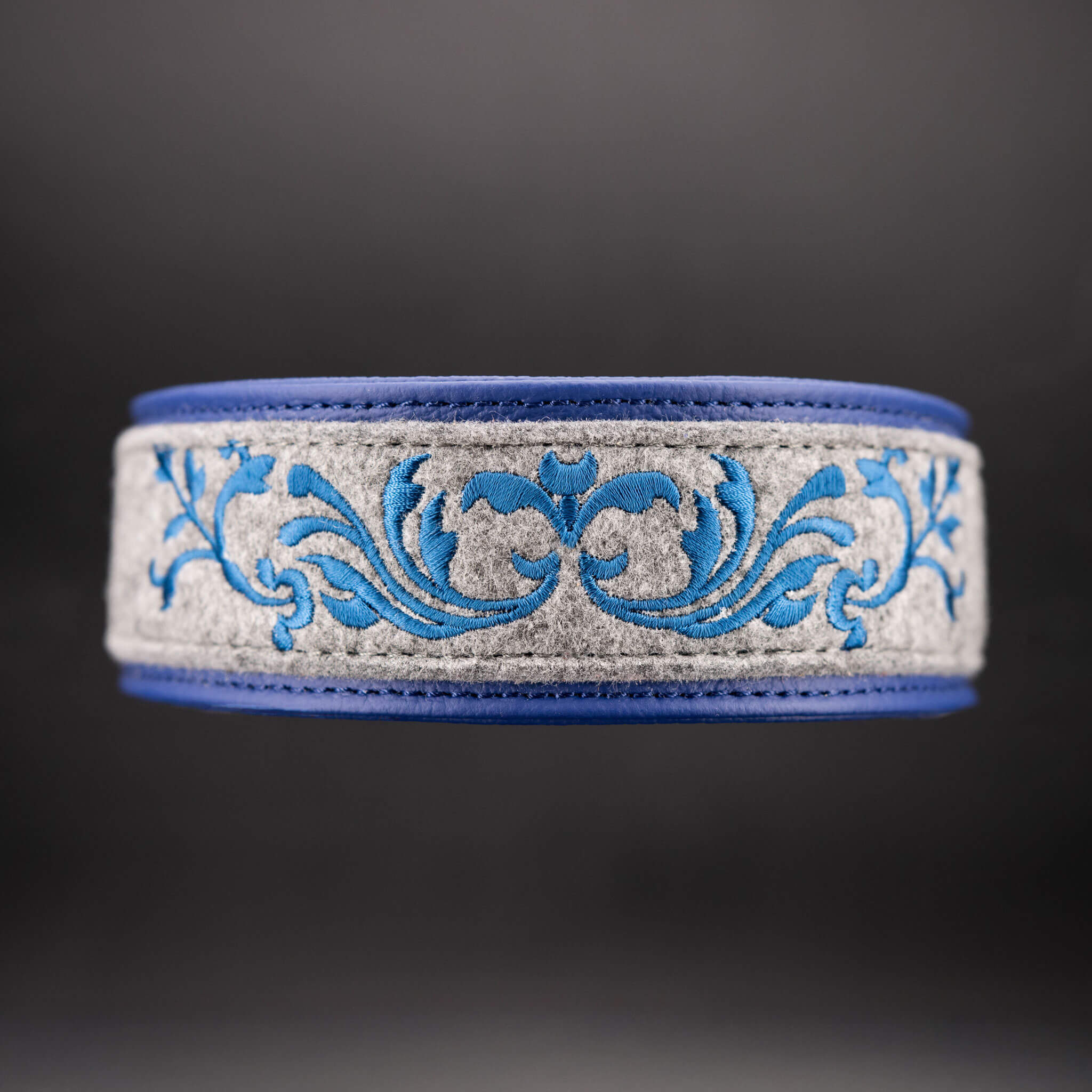 Blaues Leder-Hundehalsband mit grauer Ornament-Stickerei Frontansicht