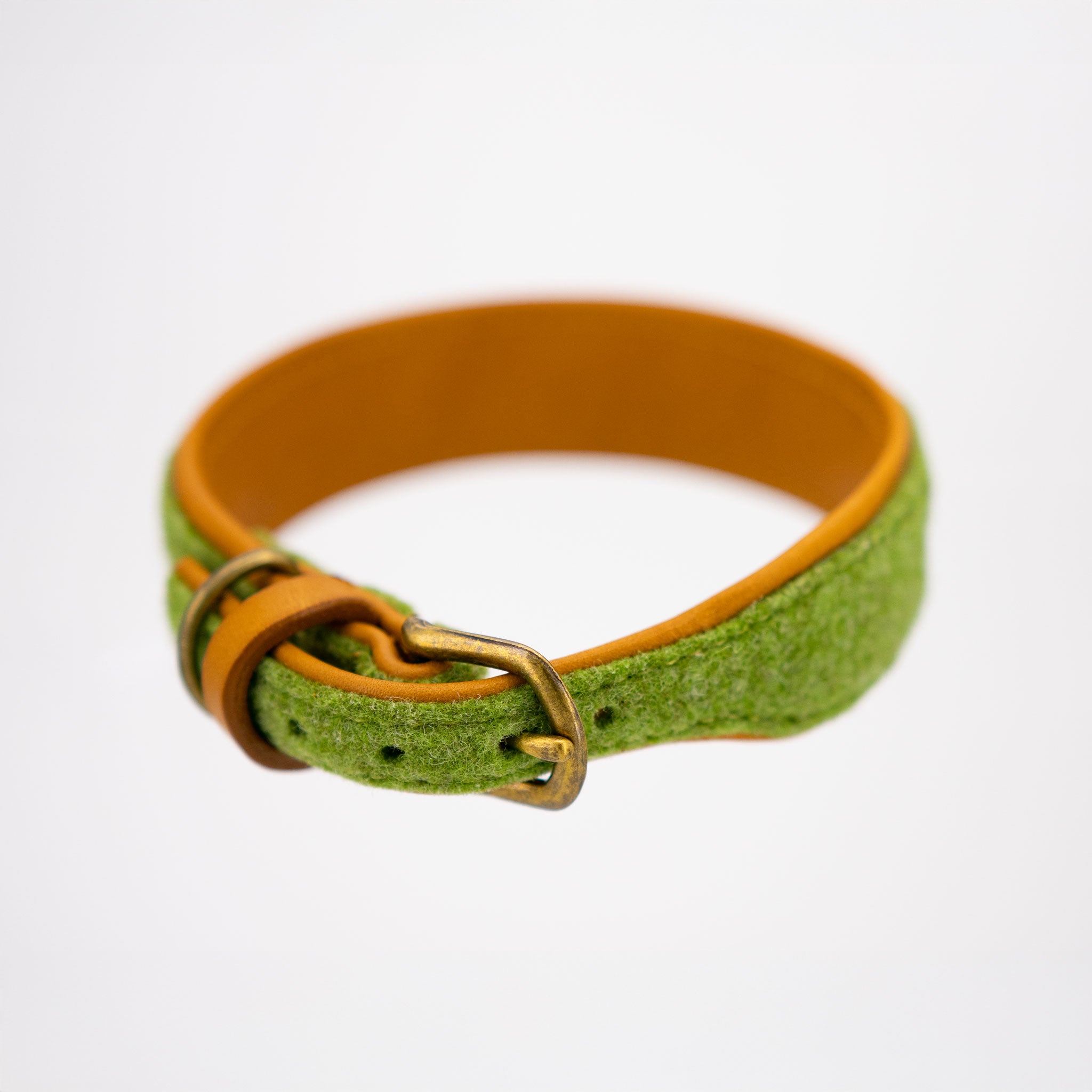 Antik-Messing Dornschließe an einem hochwertigen Leder-Filz-Halsband