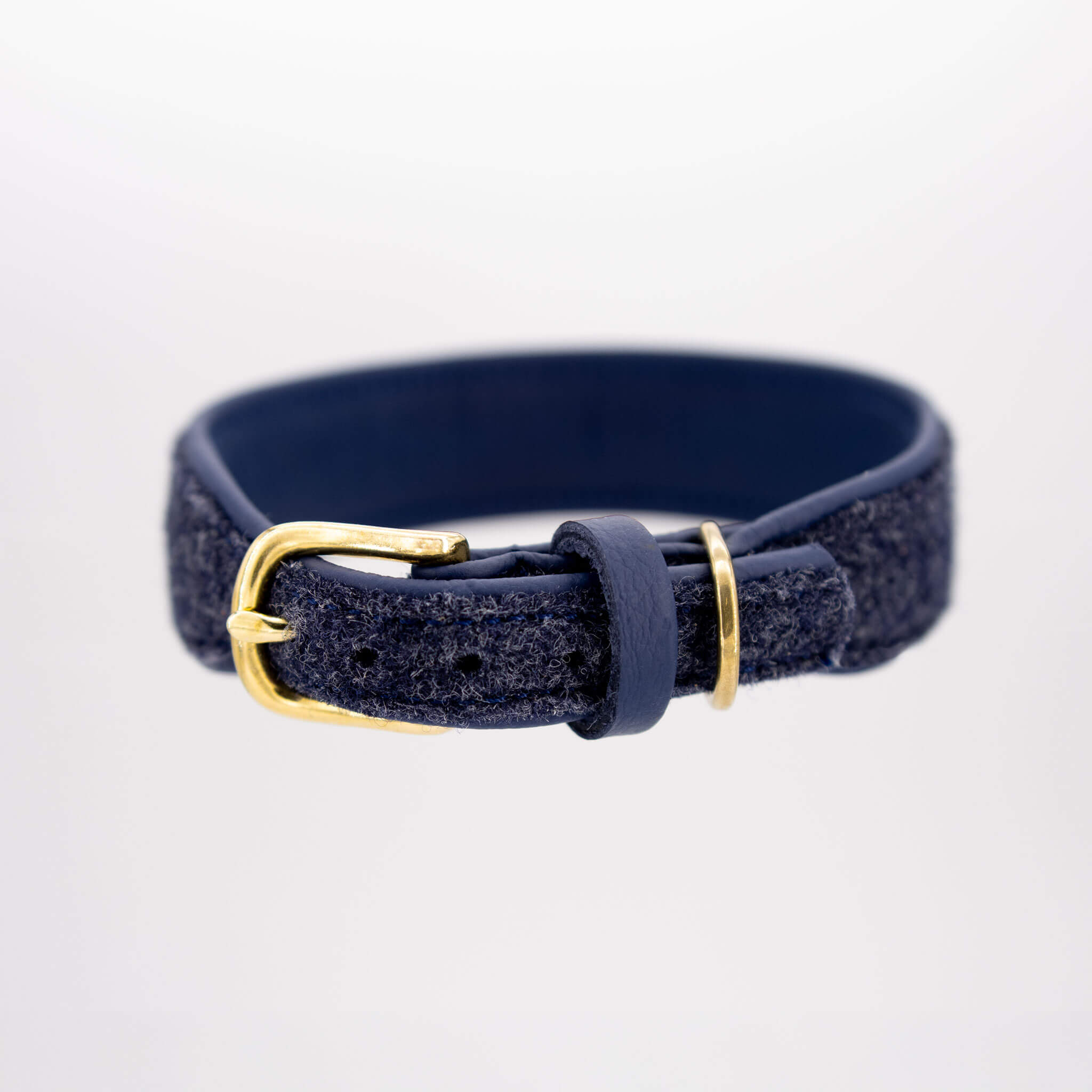 Detailaufnahme des Messing-Schnallenverschlusses am indigo-blauen Hundehalsband