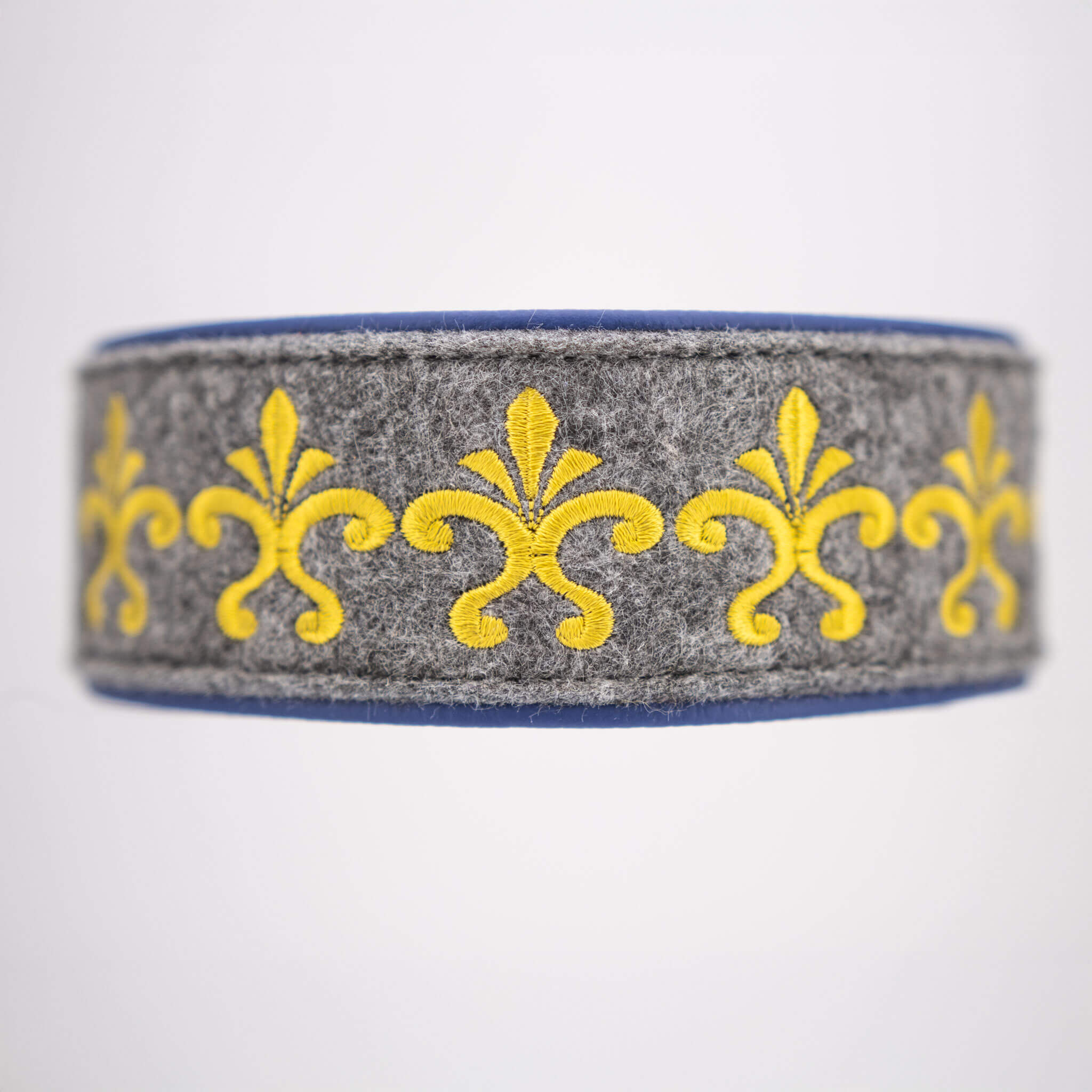 Hundehalsband aus grauem Wollfilz mit goldener Fleur de Lys Stickerei Frontansicht