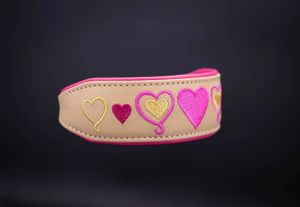 Hundehalsband feinst bestickt, handgefertigte Hundehalsbänder aus Meisterhand. Fettleder Halsband, Riemen Halsband oder klassisches Nappa Halsband, mit Lasergravur, Heiß Geprägt oder feinst bestickt, handmade-4-dogs