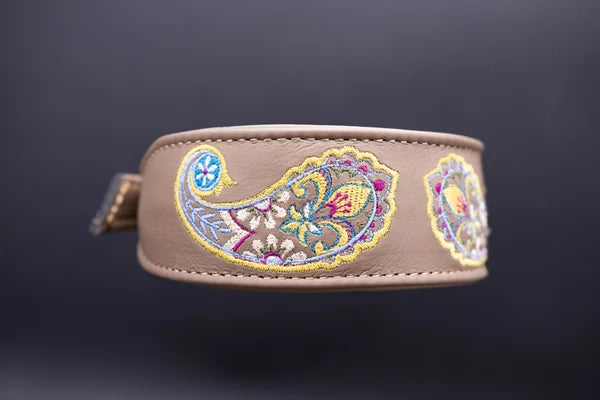 Hundehalsband feinst bestickt, handgefertigte Hundehalsbänder aus Meisterhand. Fettleder Halsband, Riemen Halsband oder klassisches Nappa Halsband, mit Lasergravur, Heiß Geprägt oder feinst bestickt, handmade-4-dogs