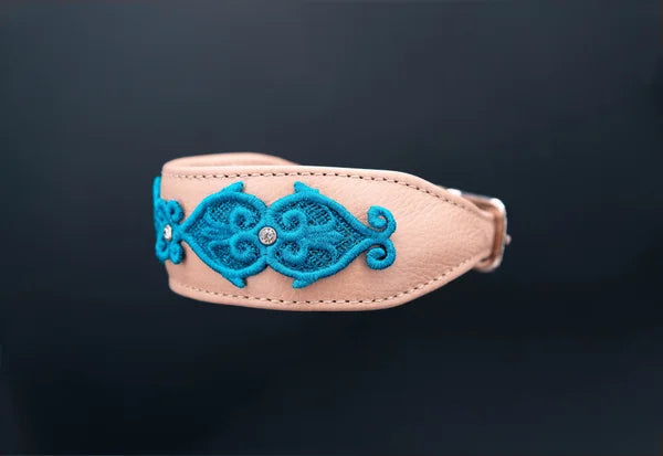 Hundehalsband mit Spitze, handgefertigte Hundehalsbänder aus Meisterhand. Fettleder Halsband, Riemen Halsband oder klassisches Nappa Halsband, mit Lasergravur, Heiß Geprägt oder feinst bestickt, handmade-4-dogs