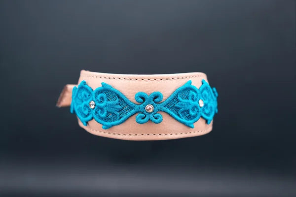 Hundehalsband mit Spitze, handgefertigte Hundehalsbänder aus Meisterhand. Fettleder Halsband, Riemen Halsband oder klassisches Nappa Halsband, mit Lasergravur, Heiß Geprägt oder feinst bestickt, handmade-4-dogs