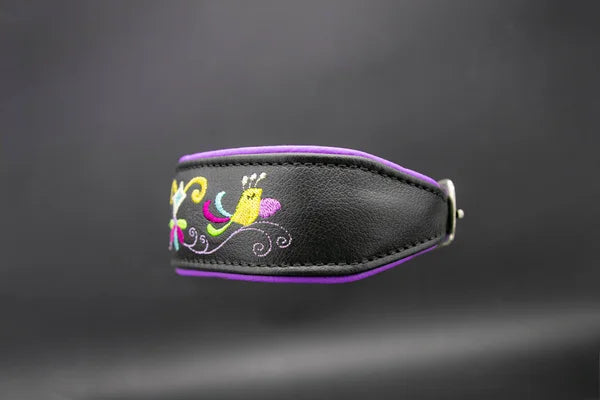 Hundehalsband feinst bestickt, handgefertigte Hundehalsbänder aus Meisterhand. Fettleder Halsband, Riemen Halsband oder klassisches Nappa Halsband, mit Lasergravur, Heiß Geprägt oder feinst bestickt, handmade-4-dogs