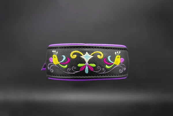 Hundehalsband feinst bestickt, handgefertigte Hundehalsbänder aus Meisterhand. Fettleder Halsband, Riemen Halsband oder klassisches Nappa Halsband, mit Lasergravur, Heiß Geprägt oder feinst bestickt, handmade-4-dogs