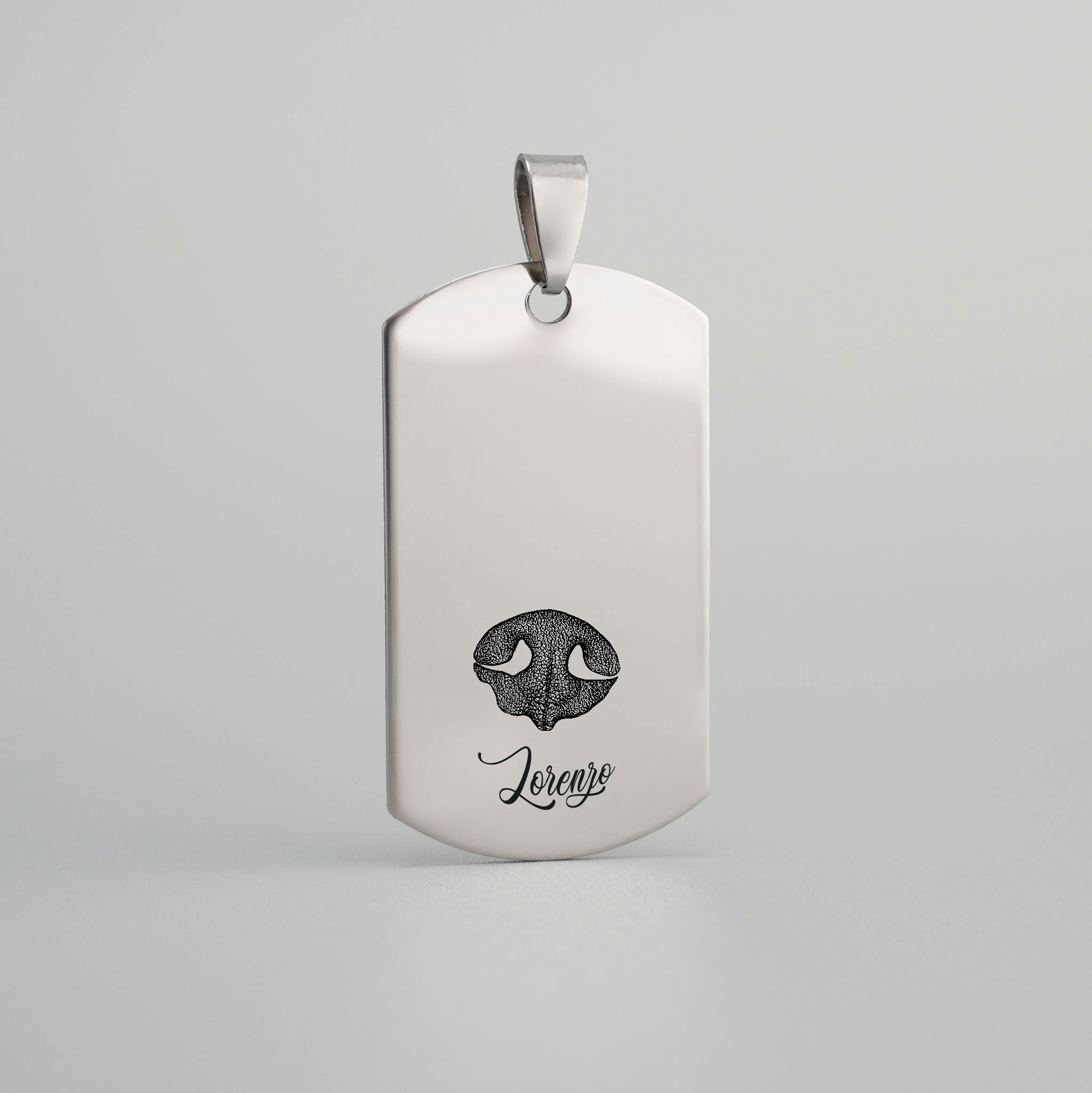 Silberner Dog Tag mit Gravur einer Hundeschnauze und Name Lorenzo