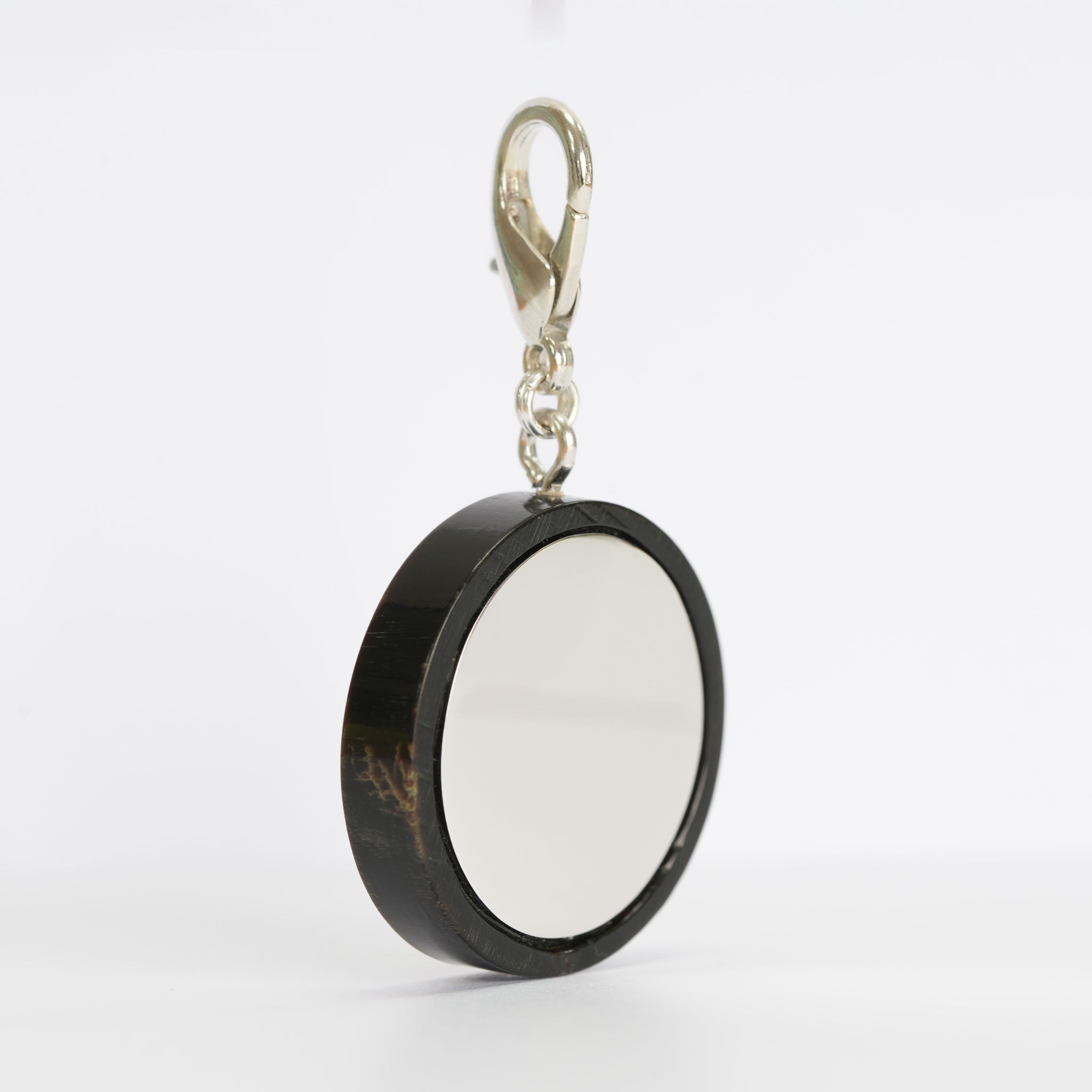 Rückseite einer UNIQUE Hundemarke mit bündig versenkter Edelstahlplatte für die Telefonnummer-Gravur