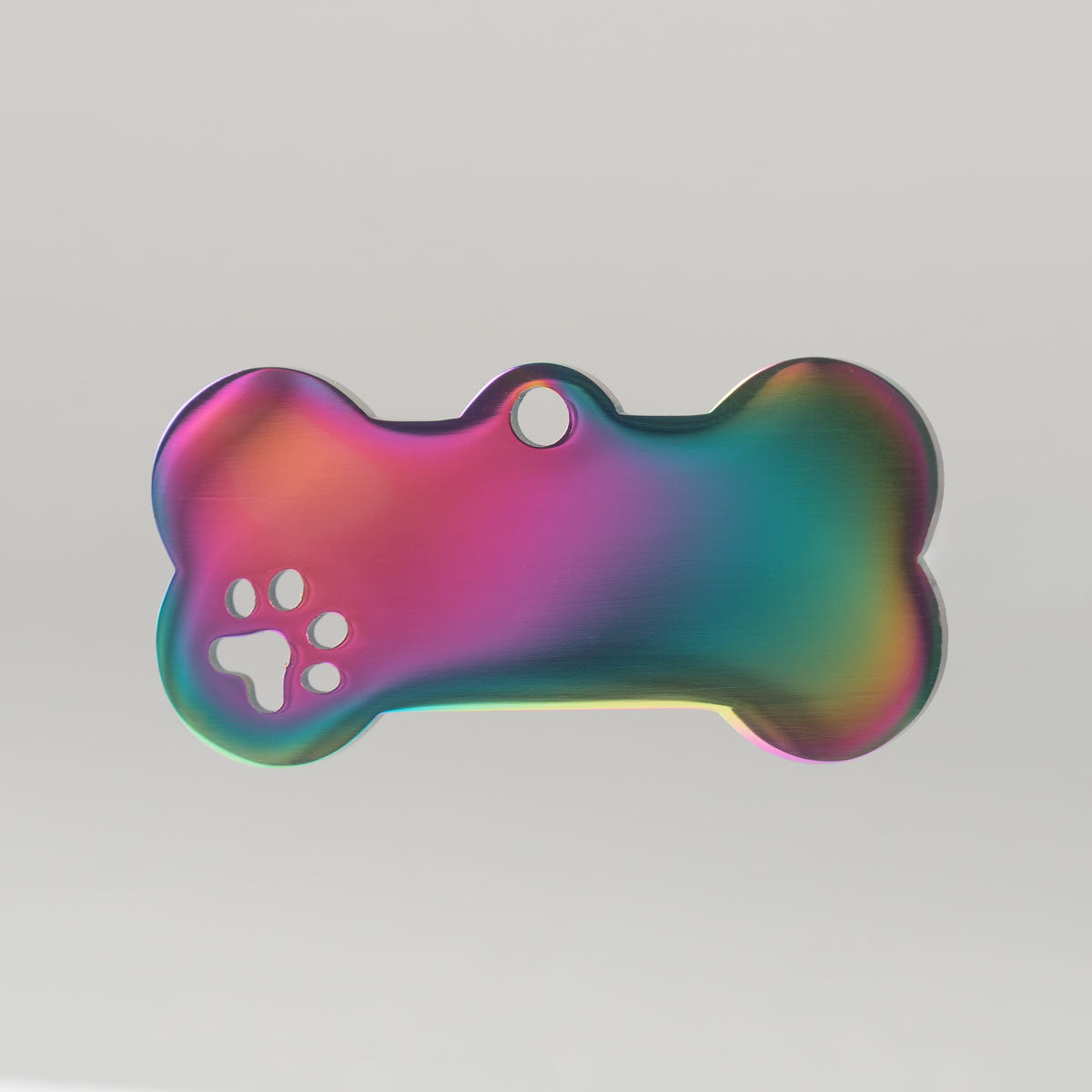 Unbeschriftete Rainbow-Hundemarke aus Edelstahl mit regenbogenfarbenem Finish und ausgestanzter Pfote.