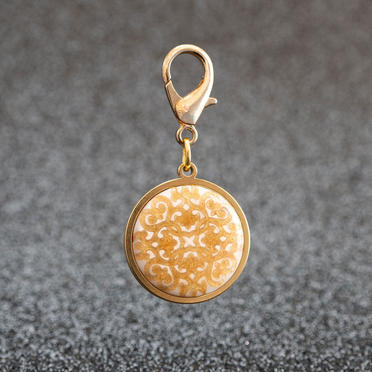 Exklusive Hundemarke aus Gold und Muschel mit einem filigranen arabischen Ornament als Epoxy-Einlegearbeit