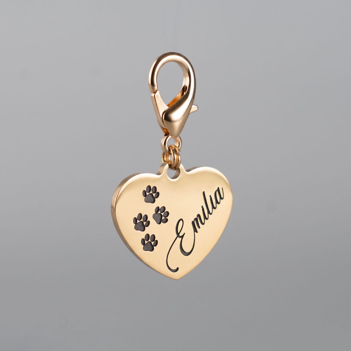 Personalisierte goldfarbene Herz-Hundemarke aus Edelstahl mit Namensgravur, Pfotenmotiven und passendem Karabiner.