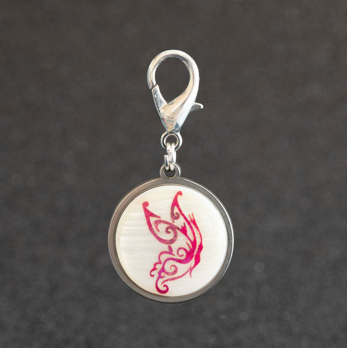 Luxuriöse Hundemarke aus Edelstahl und Muschel mit eingraviertem Schmetterling