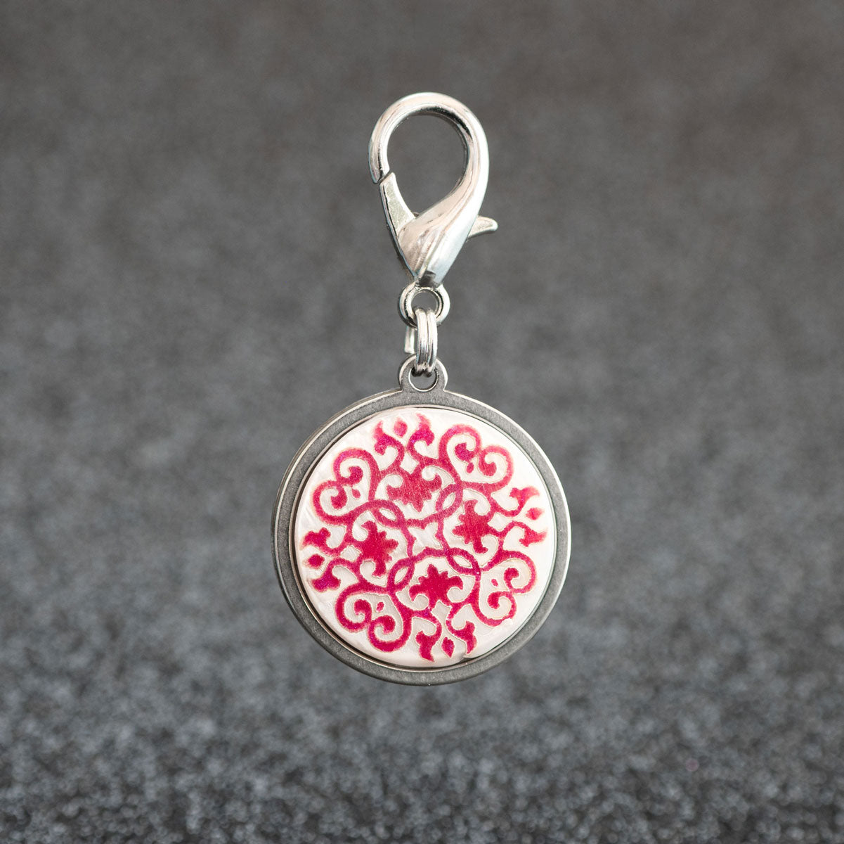 Exklusive Hundemarke aus silber und Muschel mit einem filigranen arabischen Ornament als Epoxy-Einlegearbeit