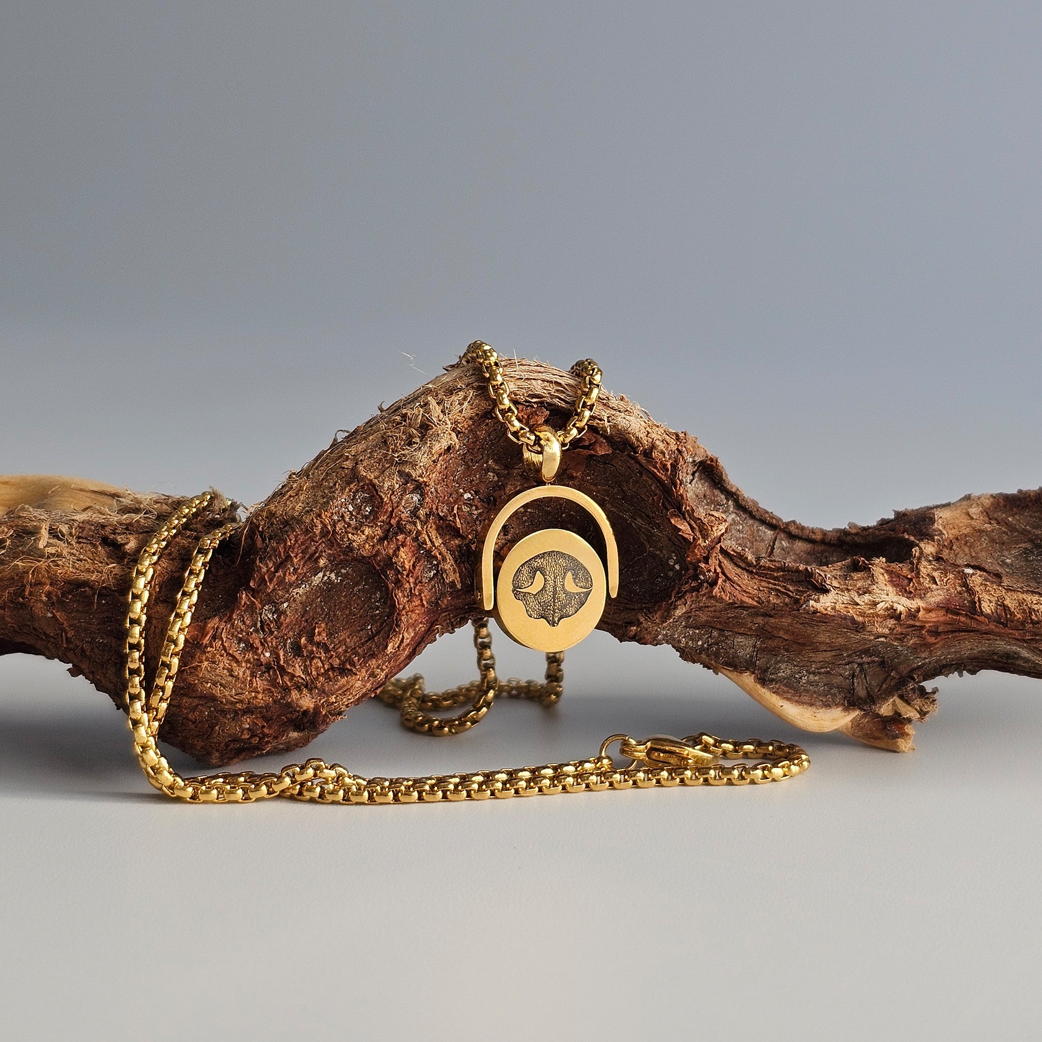 Goldene Kette mit drehbarem Medaillon und graviertem Nasenabdruck eines Hundes