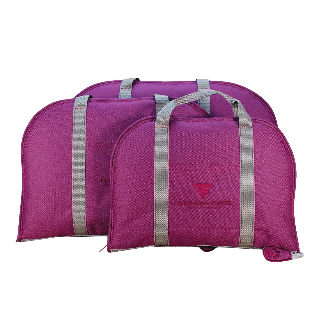 Drei geschlossene Dog Bed To Go Hundereisebetten in Brombeere mit grauen Nylon-Tragegurten und gesticktem handmade4dogs Logo.