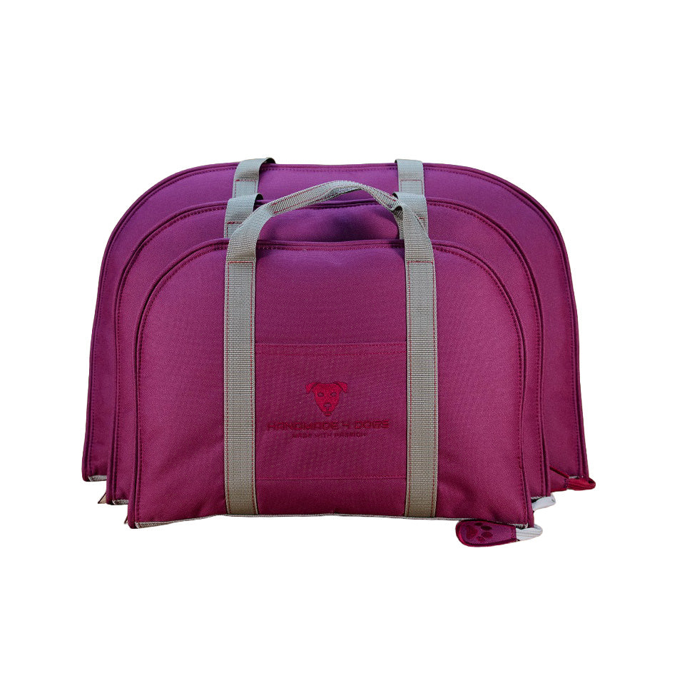 Handgefertigte Dog Bed To Go Hundereisebetten in Brombeere mit abgerundeter Taschenform, Fronttaschen und grauen Nylonriemen.