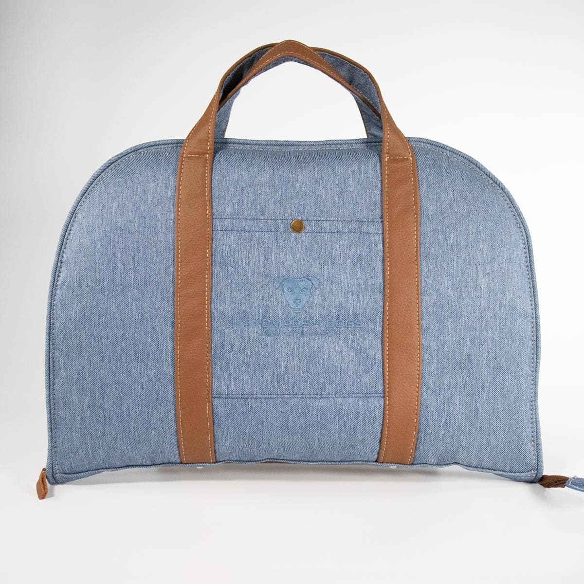 Geschlossenes Hundereisebett Dog Bed to Go in Stonewashed-Denim mit cognacfarbenen Tragegurten