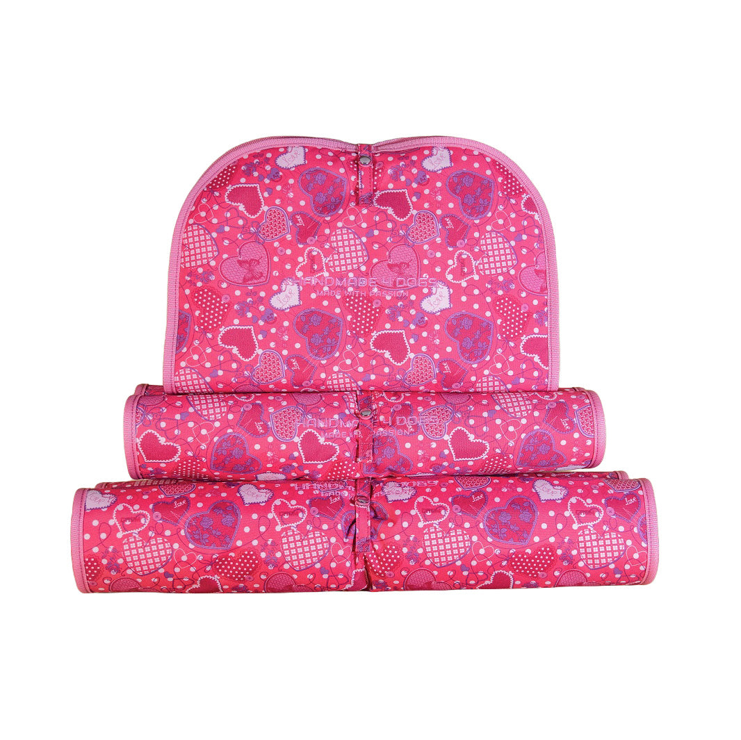Gerolltes Dog Bed To Go LIGHT Hundereisebett mit pinkem Herzdesign und handmade4dogs Logo
