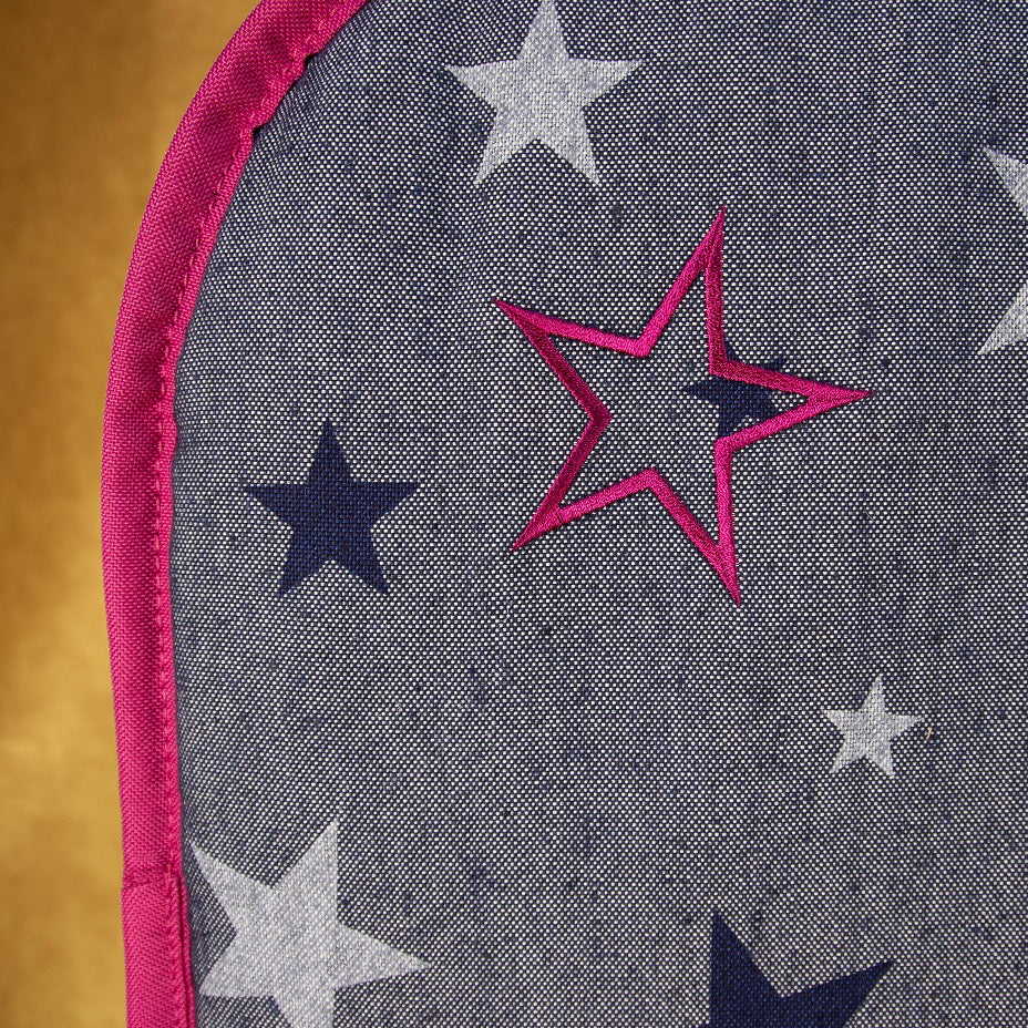 Detailaufnahme der pinken Sternenstickerei auf jeansblauem Innenmaterial des Dog Bed To Go LIGHT.