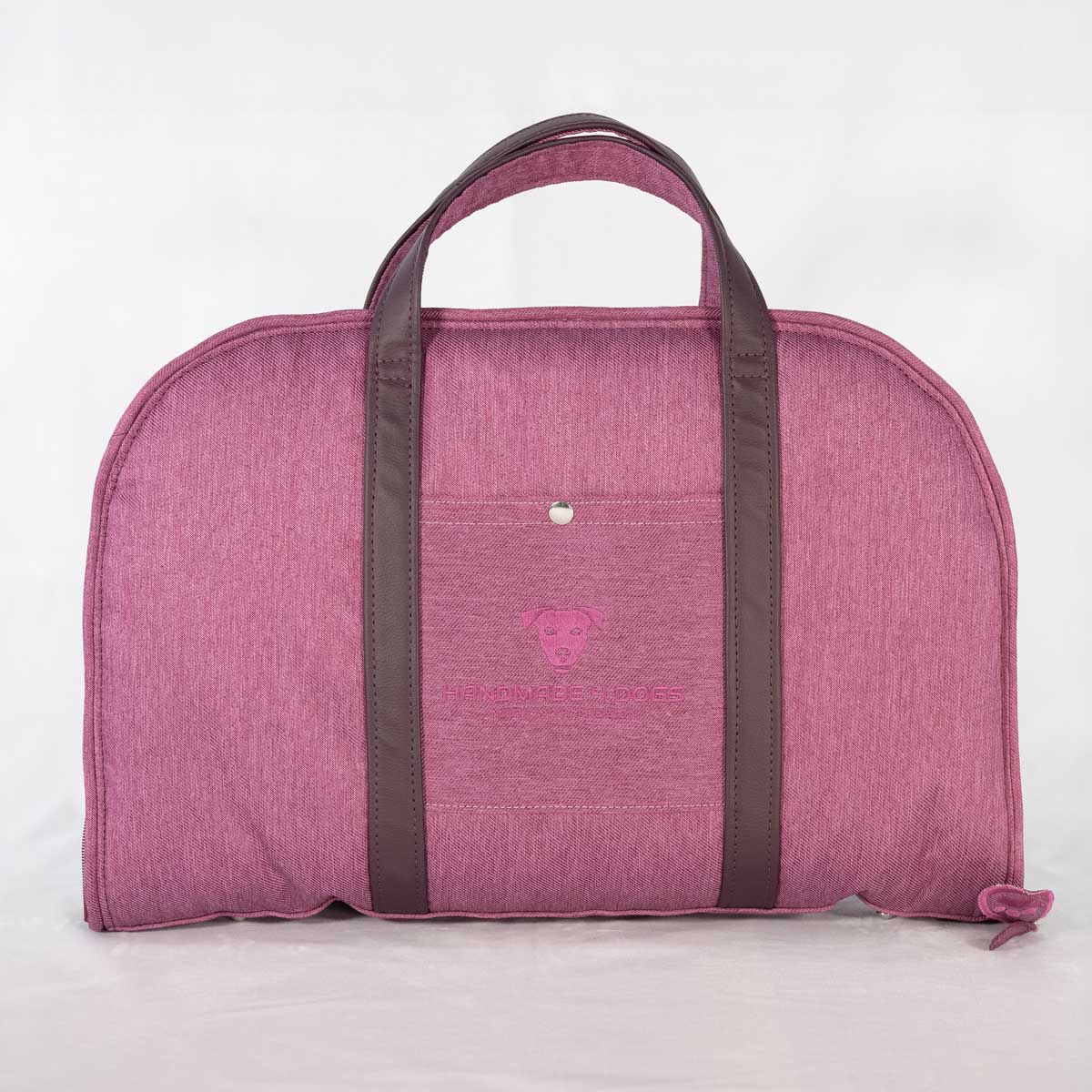 Hundereisebett Dog Bed To Go Magenta Denim-Look geschlossen von vorne mit brombeerfarbenen Trageriemen