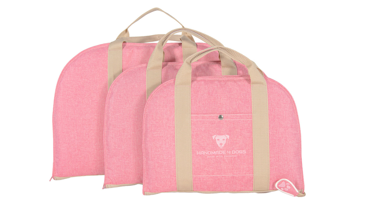 Größenvergleich von drei rosafarbenen Dog Bed To Go Tragetaschen mit beigefarbenen Tragegurten und Reißverschlüssen.