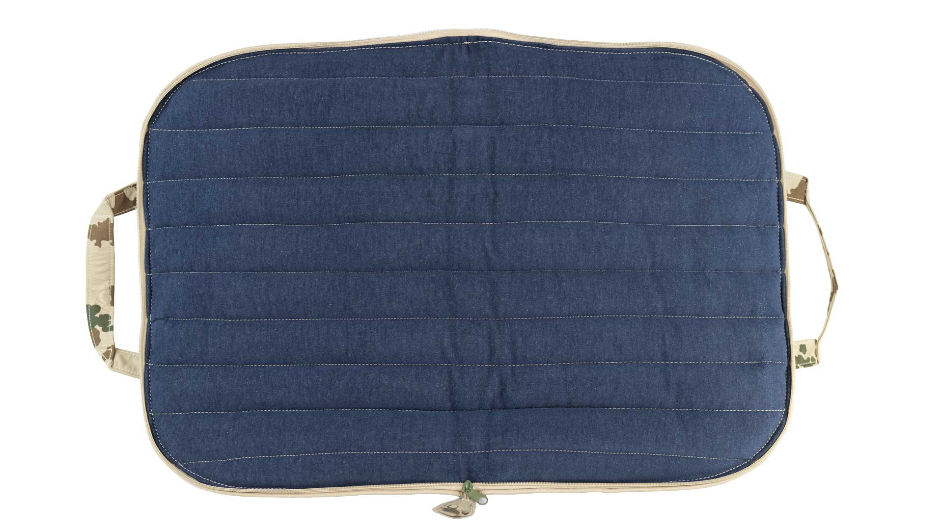 Geöffnetes Hundereisebett Dog Bed to Go in Sand mit gesteppter Liegefläche aus dunkelblauem Jeansstoff