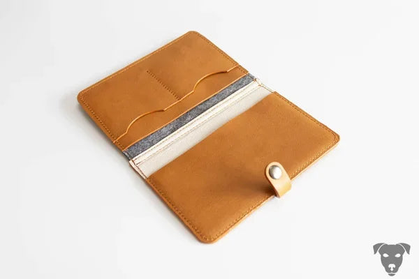 Personalisierte EU-Heimtierausweishülle: Edler Material-Mix aus Leder & Filz