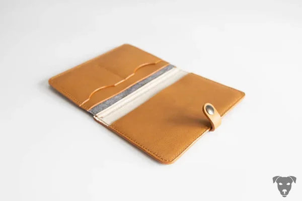 Personalisierte EU-Heimtierausweishülle: Edler Material-Mix aus Leder & Filz