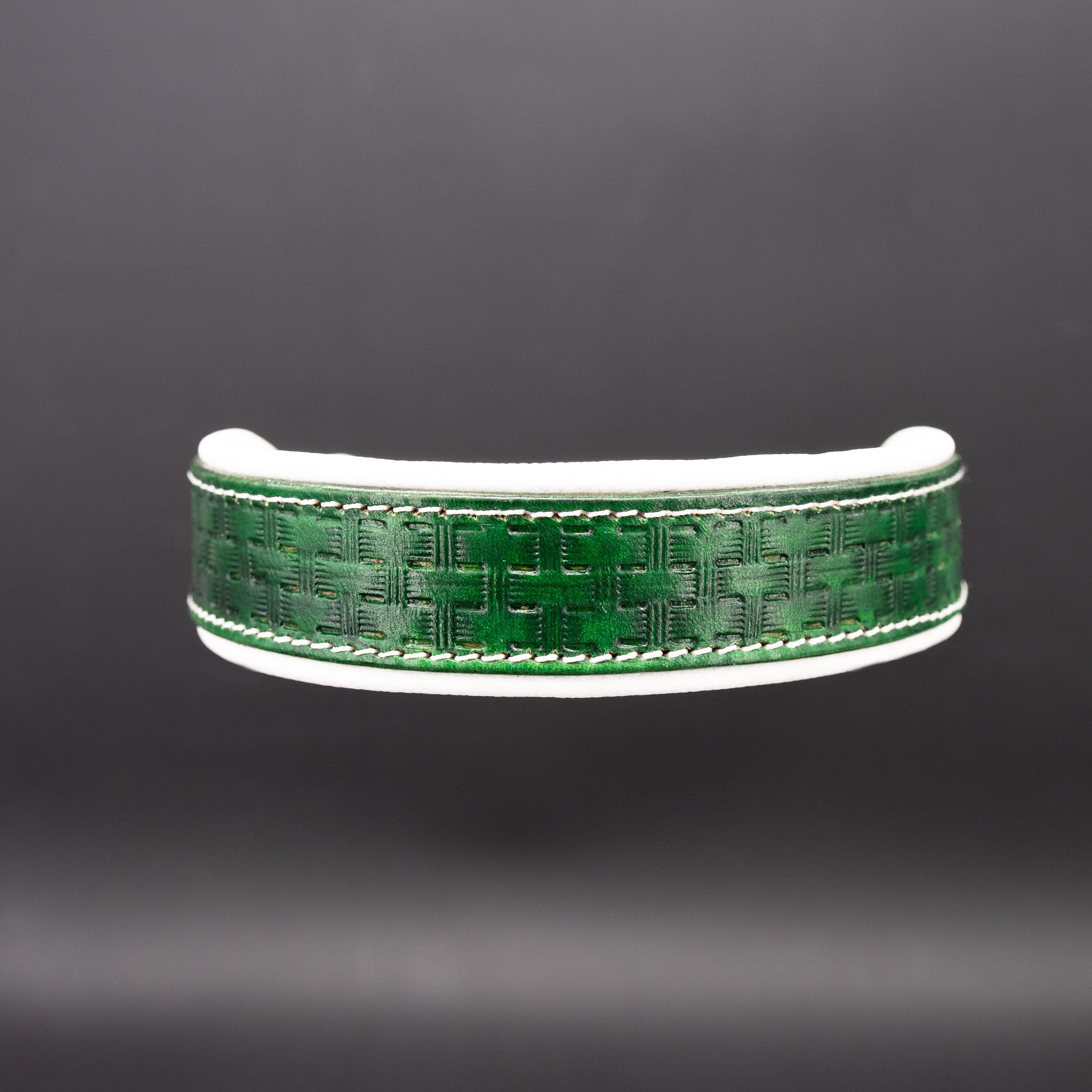 Grünes Lederhalsband mit aufwendiger Gewebe-Punzierung in der Frontansicht