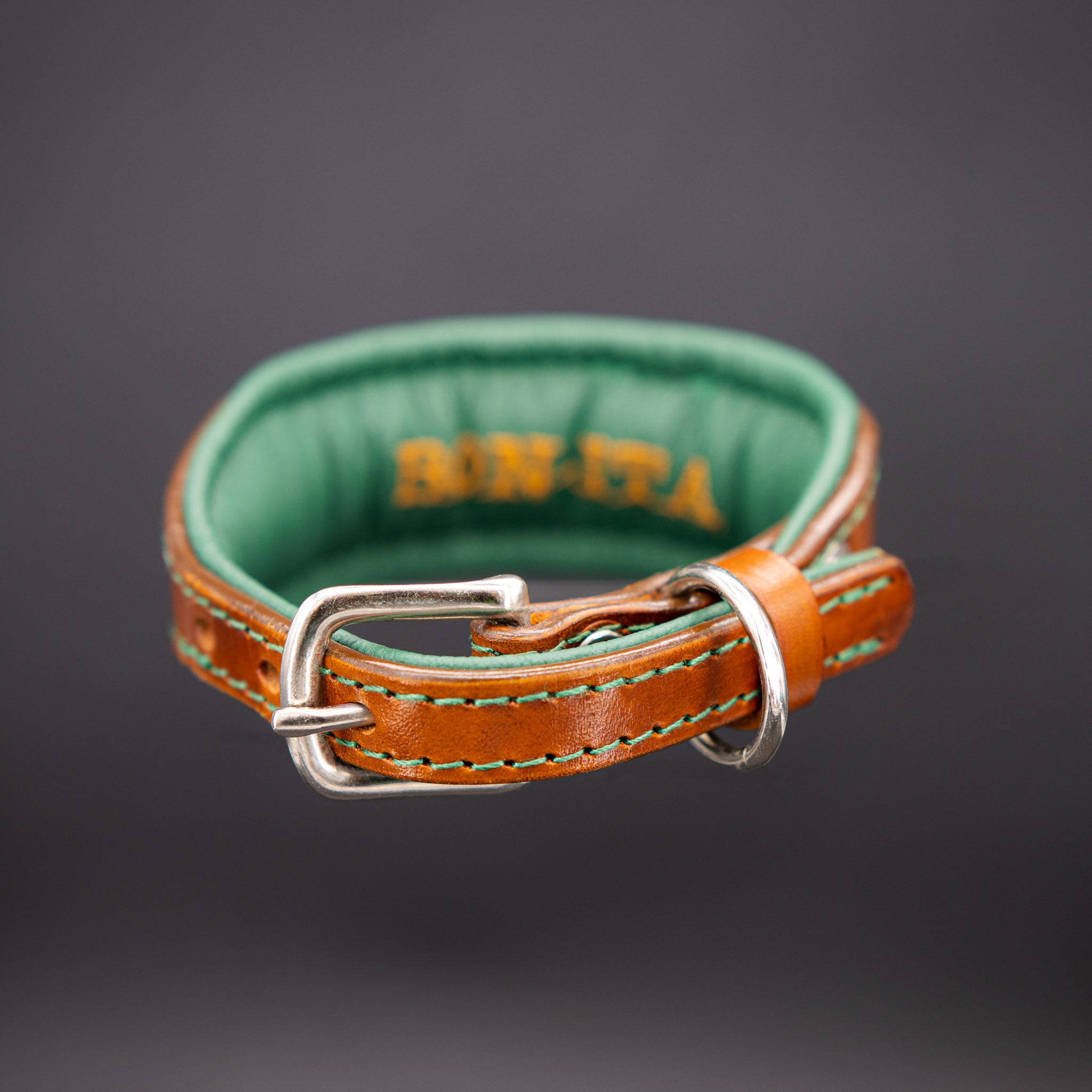 Innenansicht des weich gepolsterten Hundehalsbands in Jagdgrün mit Schnallenverschluss