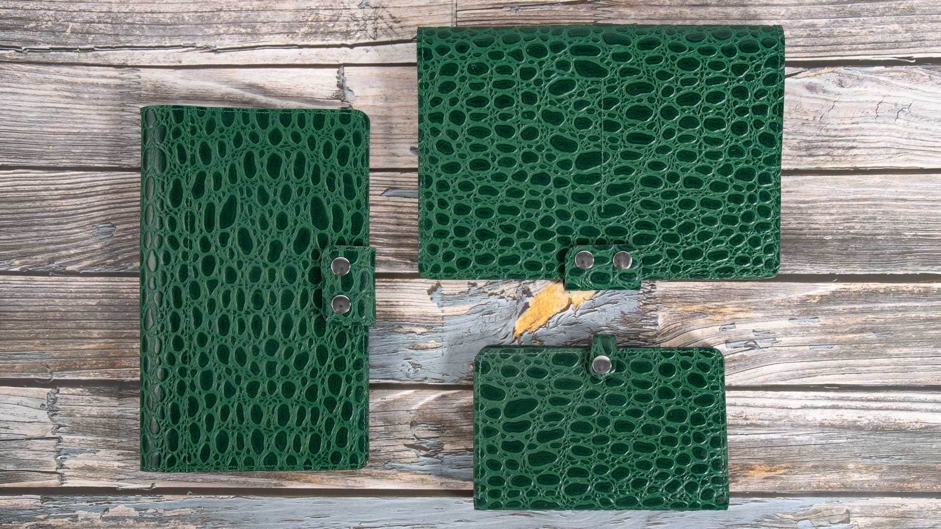 Produktübersicht des geöffneten Travel Wallets. Gut sichtbar sind das Reißverschlussfach, die vier Kartensteckplätze und die edle grüne Lederstruktur