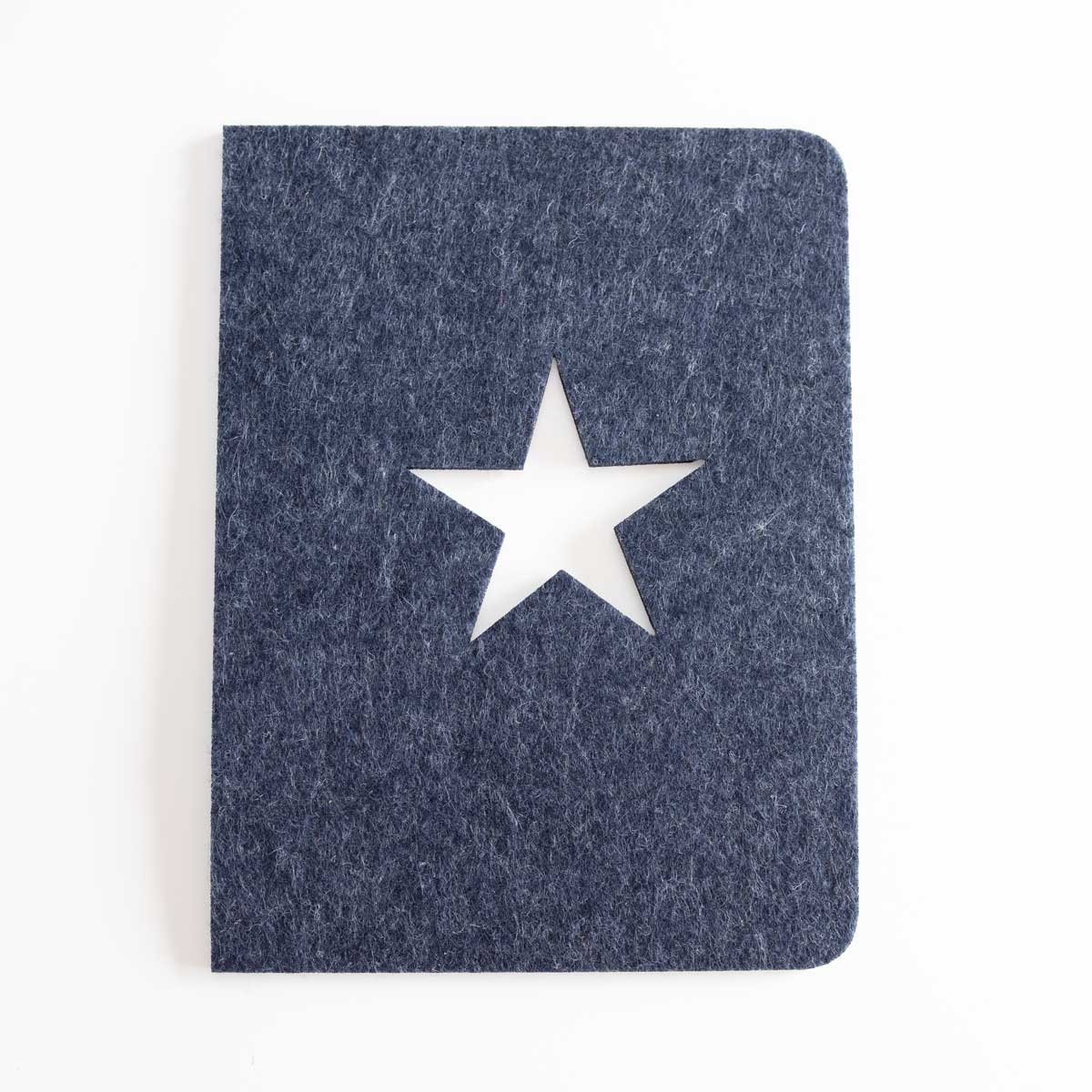 Detailansicht des Stern-Lasercuts auf denimfarbenem Filz