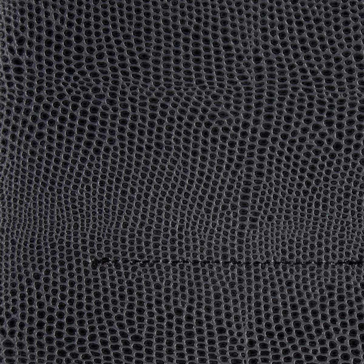 Makroaufnahme der filigranen und detailreichen Echsen-Prägung des asphaltgrauen Leders, die diesem Accessoire seine unverwechselbare High-End-Optik verleiht.