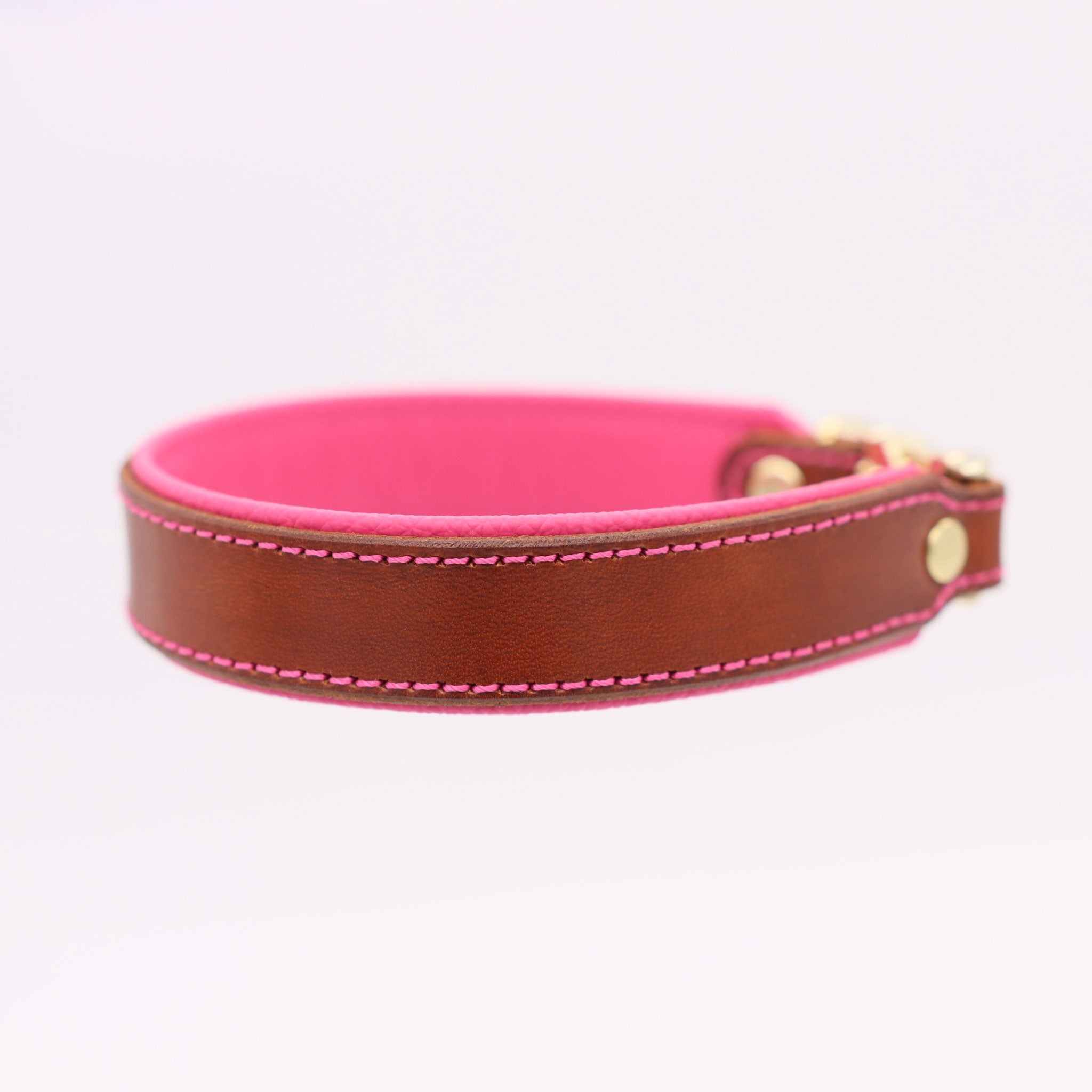 Handgefertigtes Leder-Hundehalsband in Braun mit pinker Polsterung
