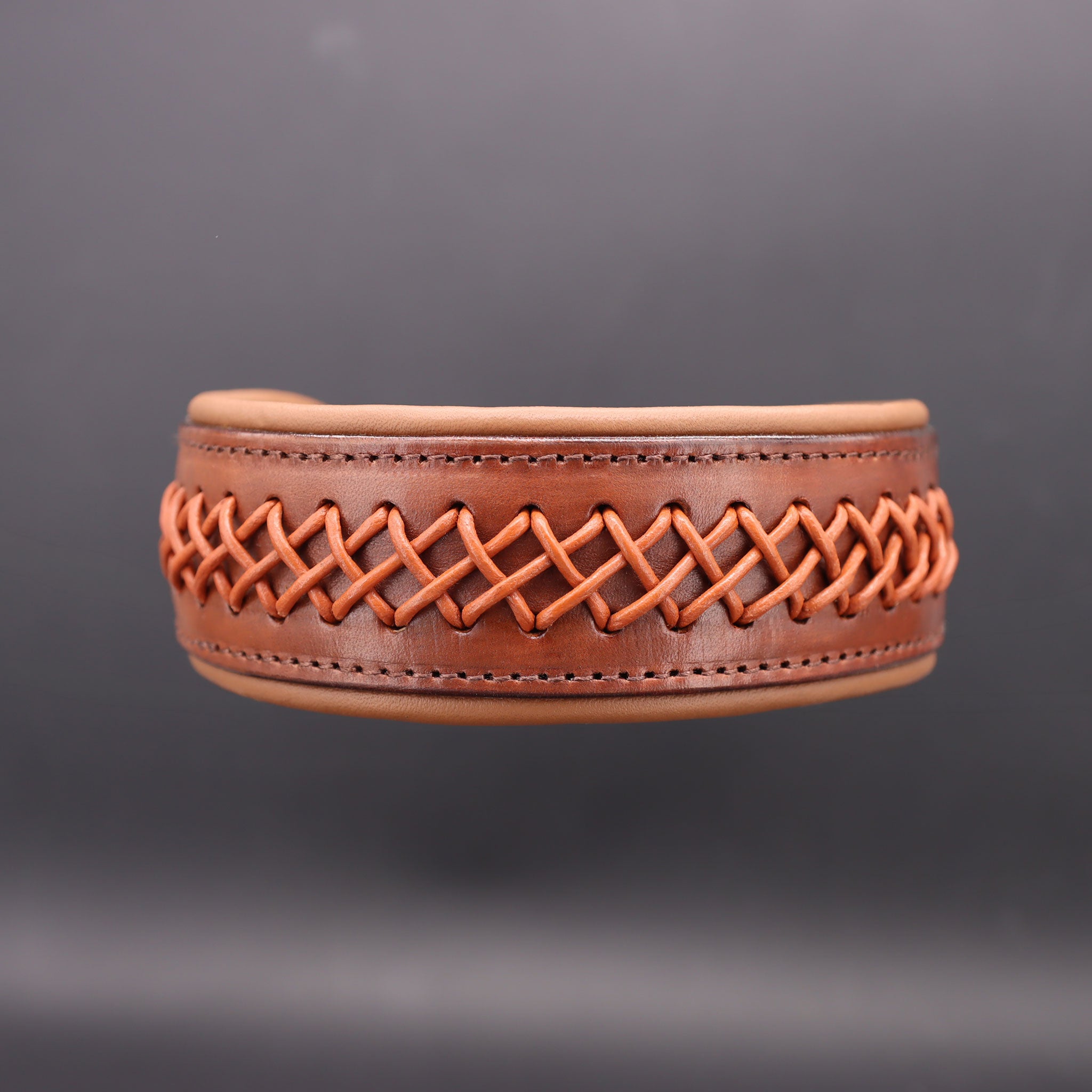 Handgefertigtes breites Leder-Hundehalsband Zick Zack in Haselnussbraun Frontansicht