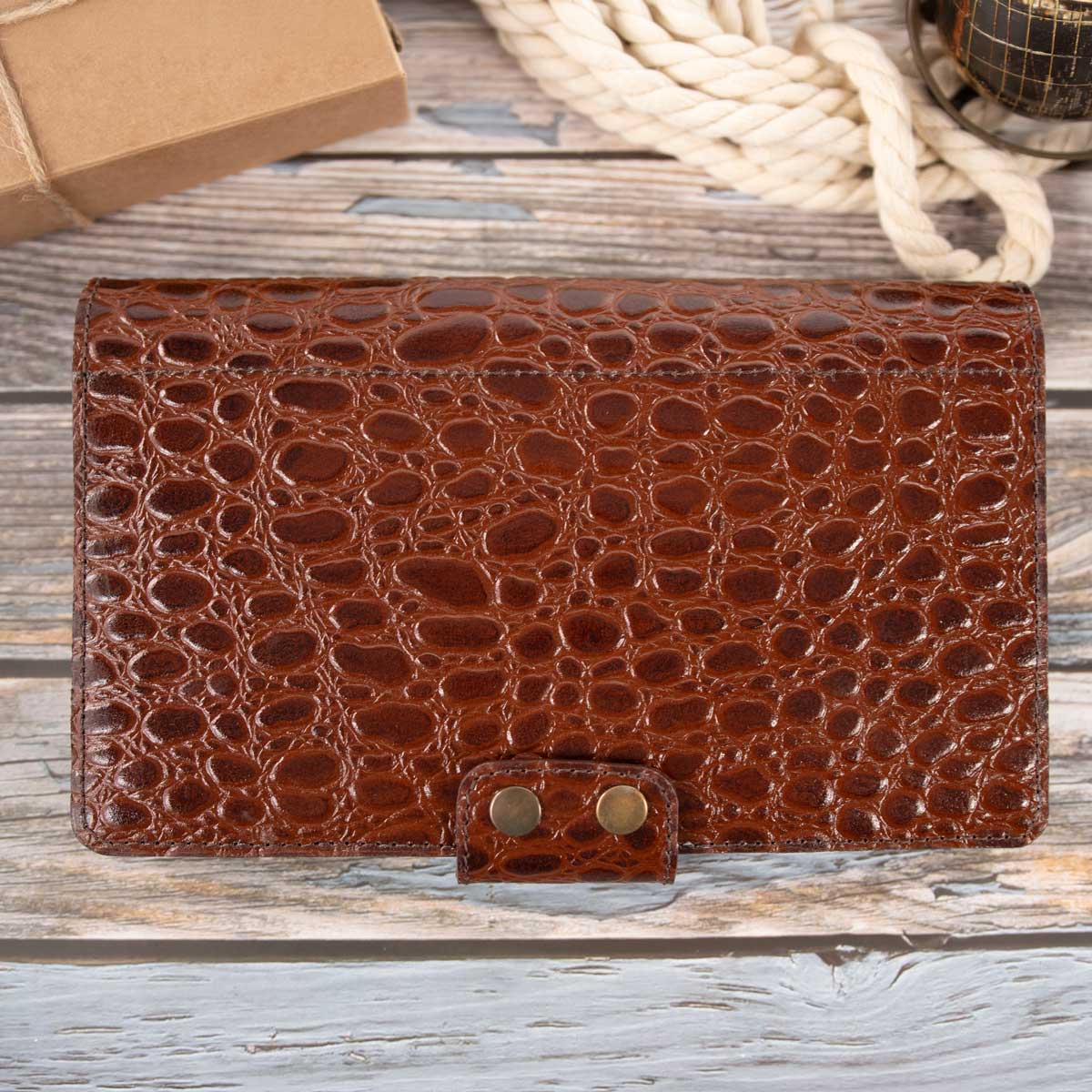 Das geschlossene, whiskey-farbene Travel Wallet zeigt seinen schweren, stabilen Stand und die kompromisslose österreichische Manufaktur-Qualität.