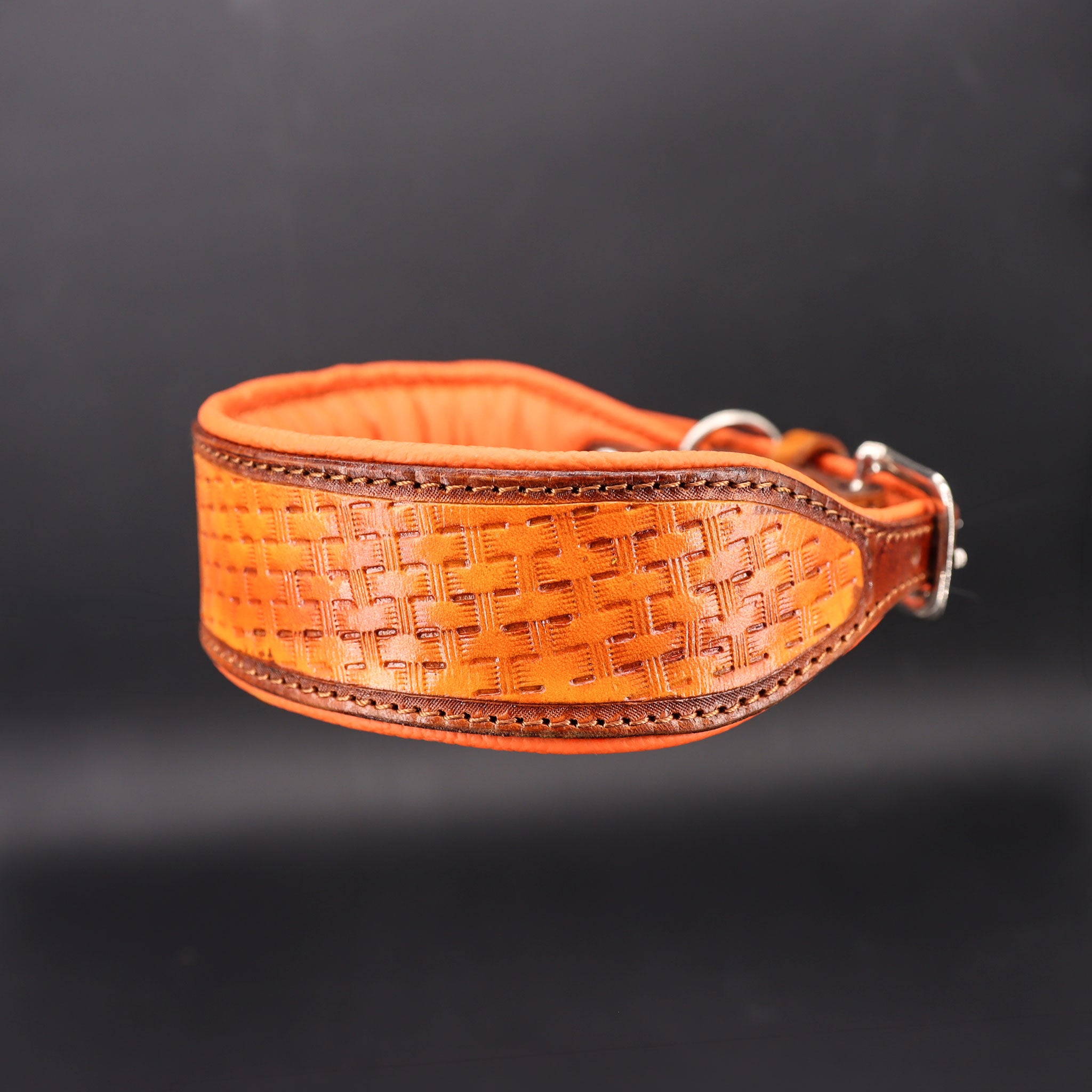 Detailansicht der ergonomischen Form und der leuchtend orangen Nappa-Polsterung