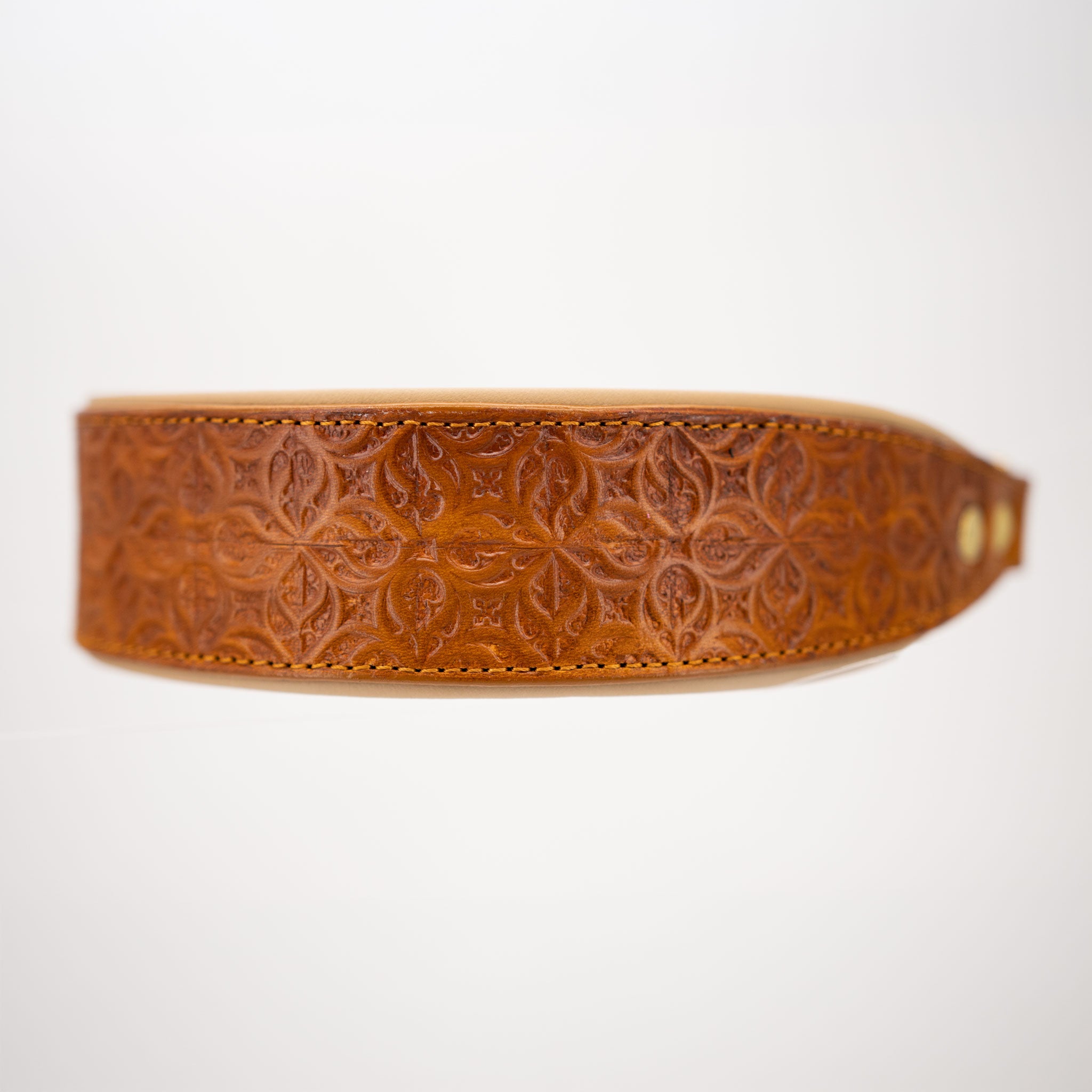 Seitenansicht des 5 cm breiten Lederhalsbands, das zum Verschluss hin schmaler wird