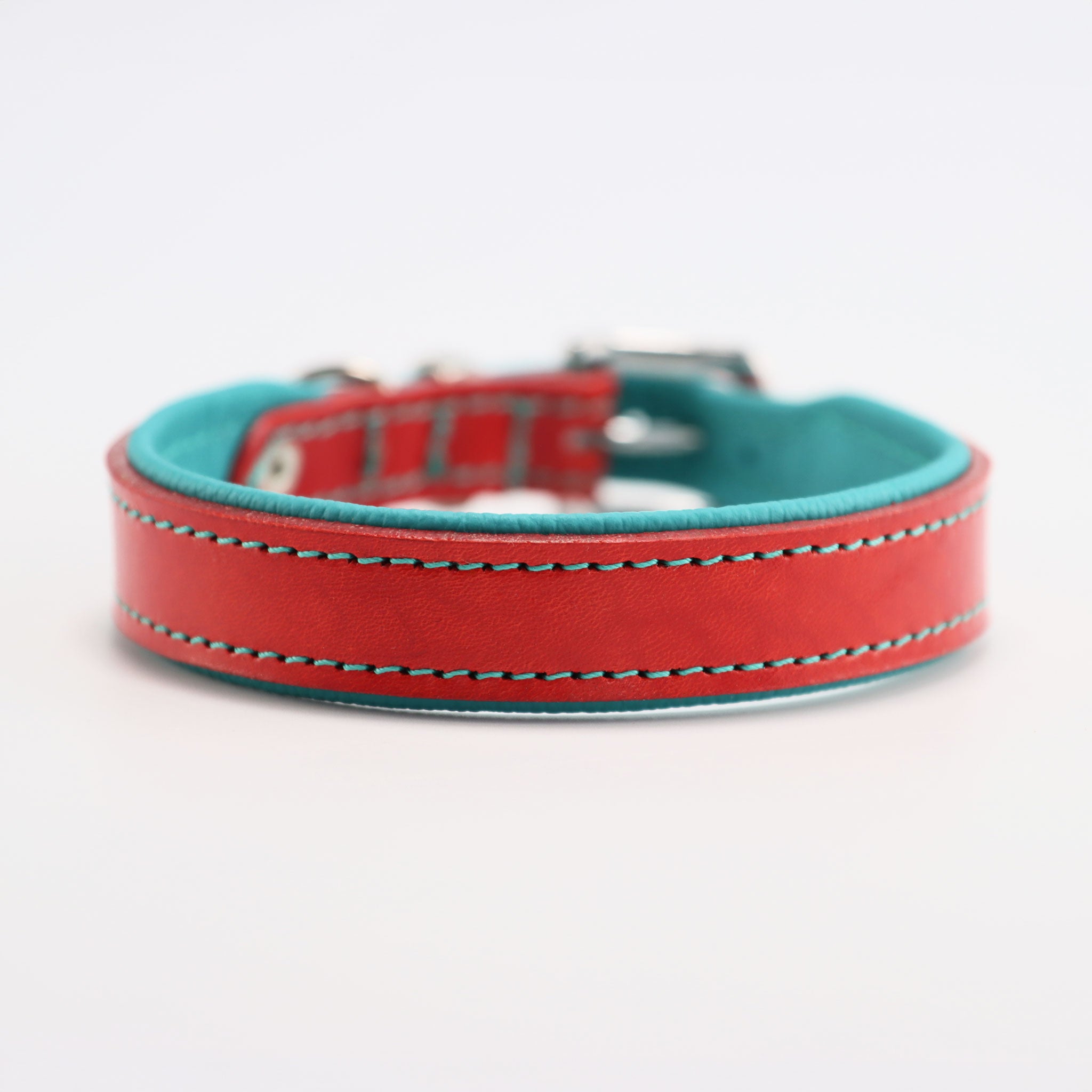 Handgefertigtes Lederhalsband in blutorange mit türkiser Polsterung