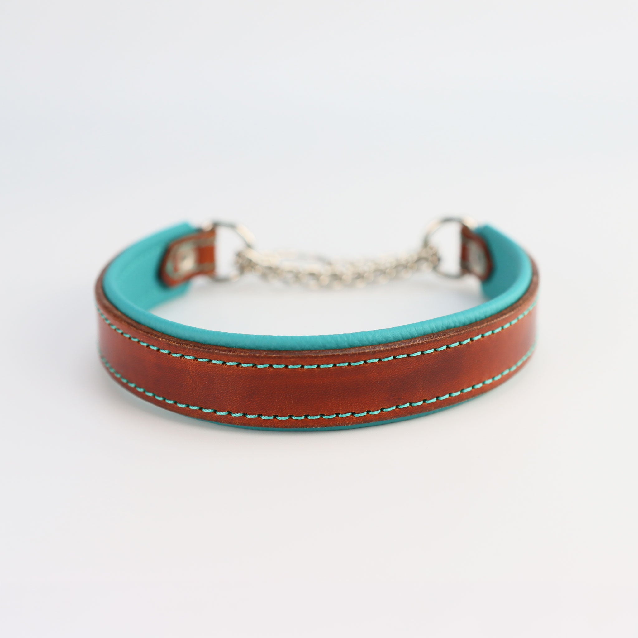 Handgefertigtes Lederhalsband in Sattelbraun mit türkisfarbener Polsterung und Kettenzug