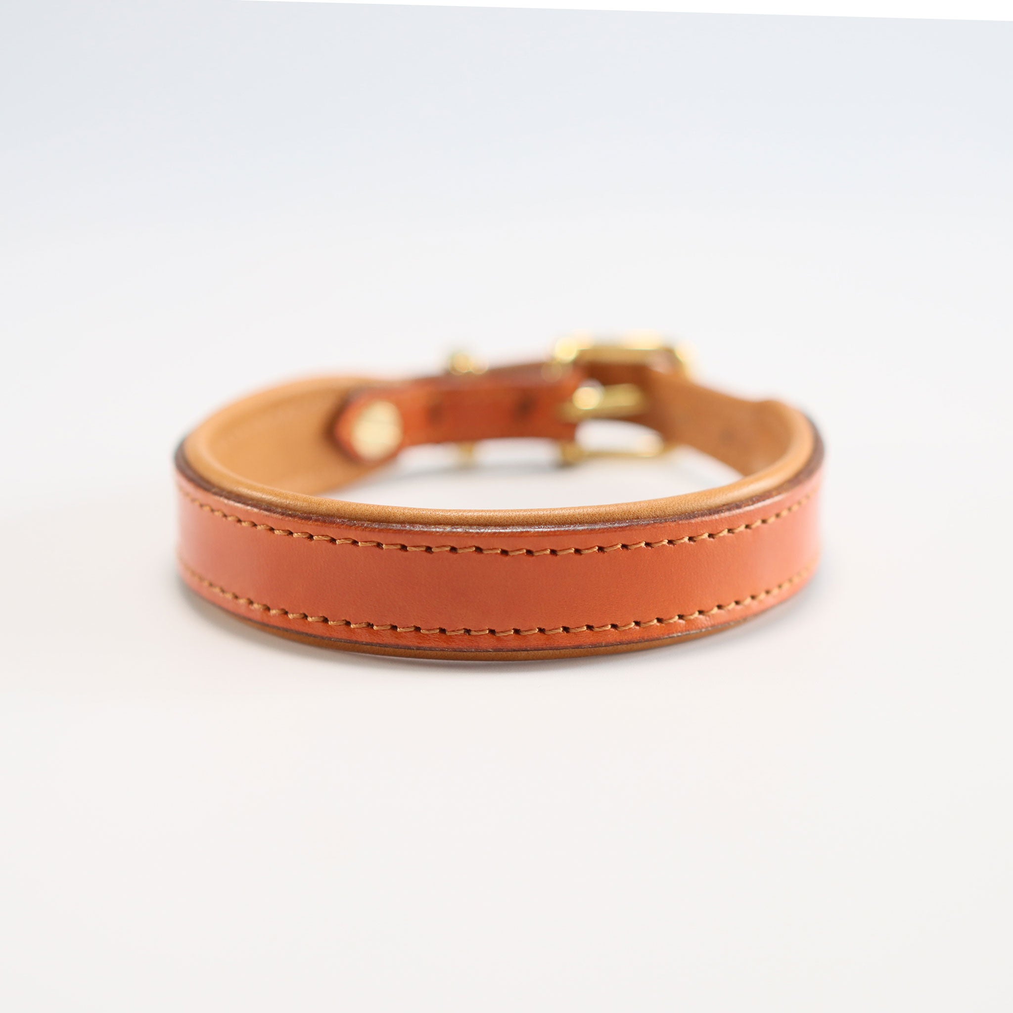 Handgefertigtes Lederhalsband in Cognac aus Nappaleder Frontansicht