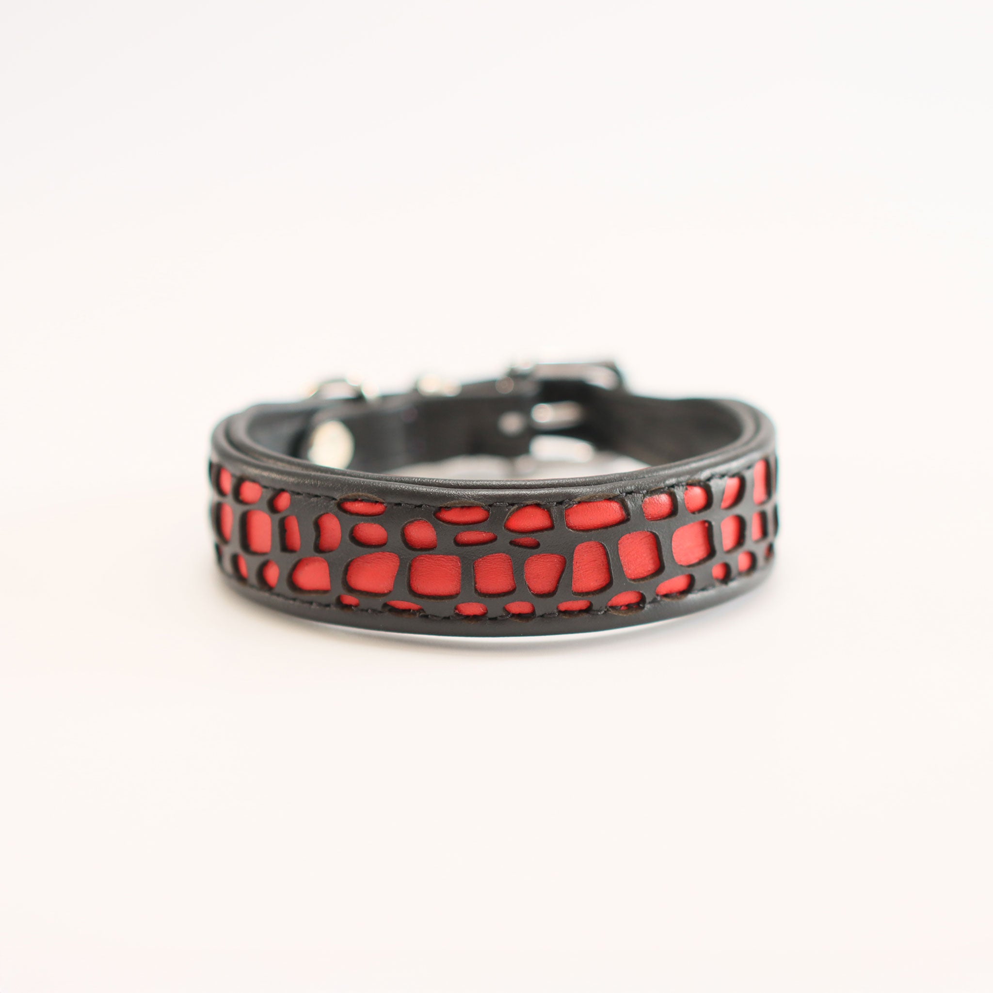 Seitenansicht des luxuriösen Lederhalsbandes in schwarz mit roter Polsterung