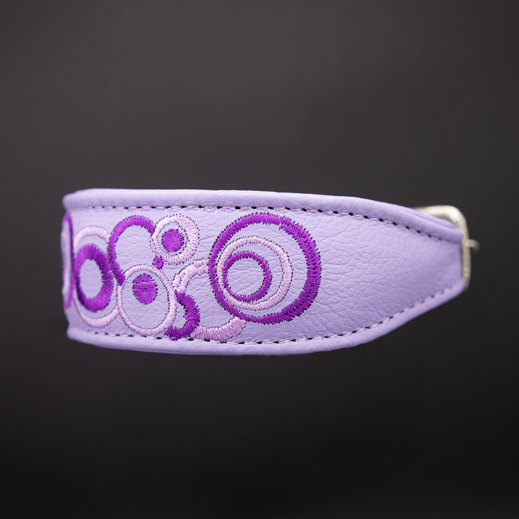 Seitenansicht eines 4cm breiten, weich gepolsterten Hundehalsbands aus fliederfarbenem Nappaleder mit Schnallenverschluss